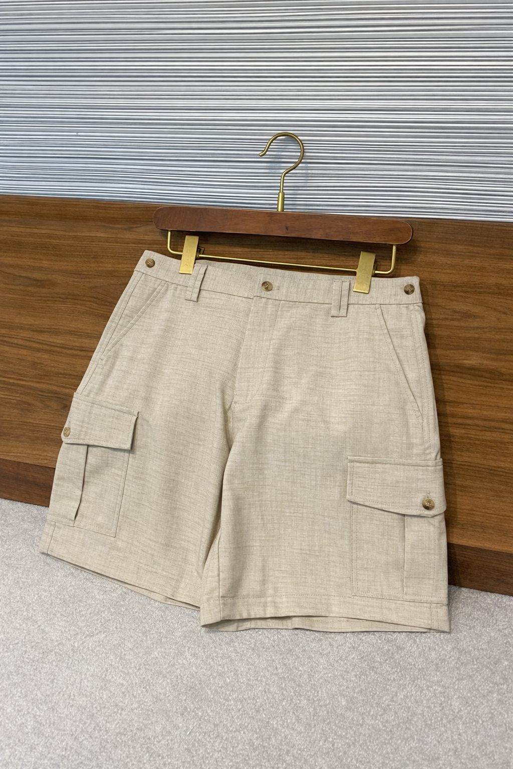 Шорты мужские в стиле Brunello Cucinelli бежевого цвета с накладными карманами