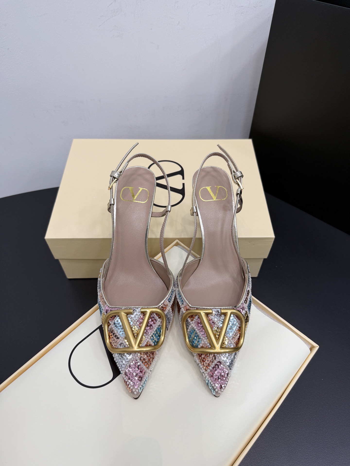 Туфли женские в стиле Valentino VLogo из текстиля с декором из камней и натуральной кожи бежевого цвета