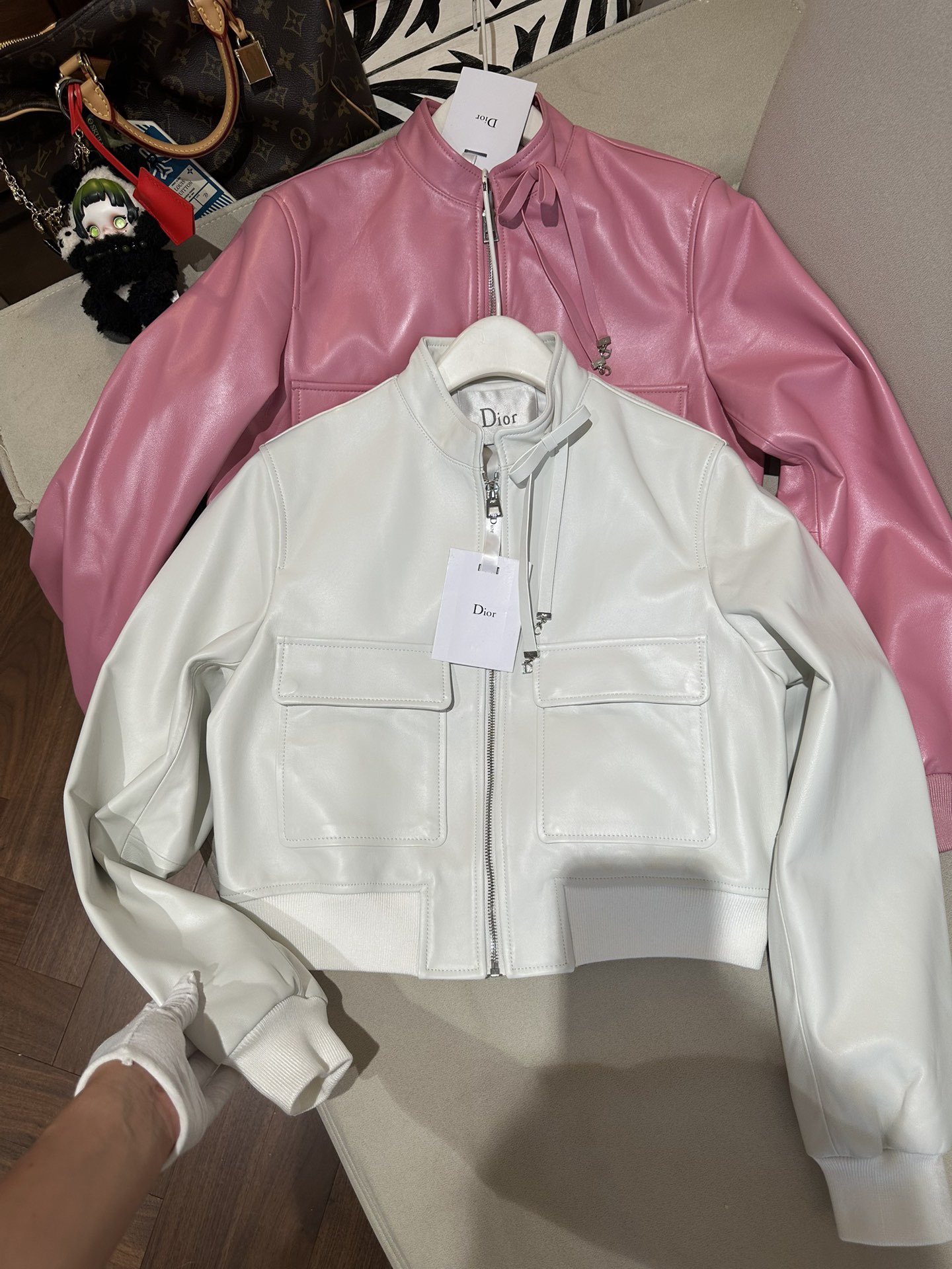 Куртка женская в стиле Dior из натуральной кожи молочного цвета укороченная с воротником-стойкой