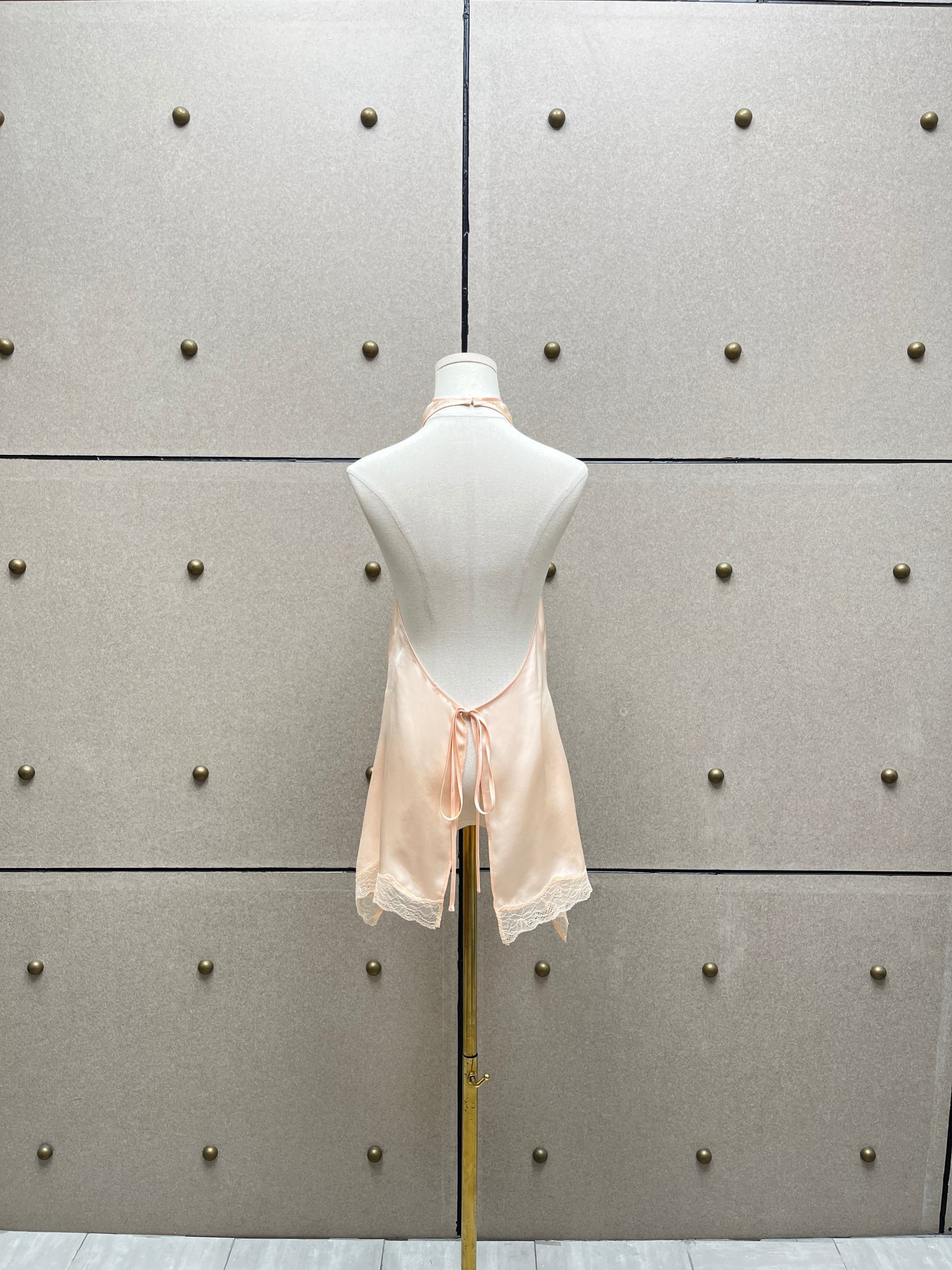 Комплект женский из вискозного текстиля персикового цвета: топ с декоративным цветком и юбка миди с кружевной отделкой