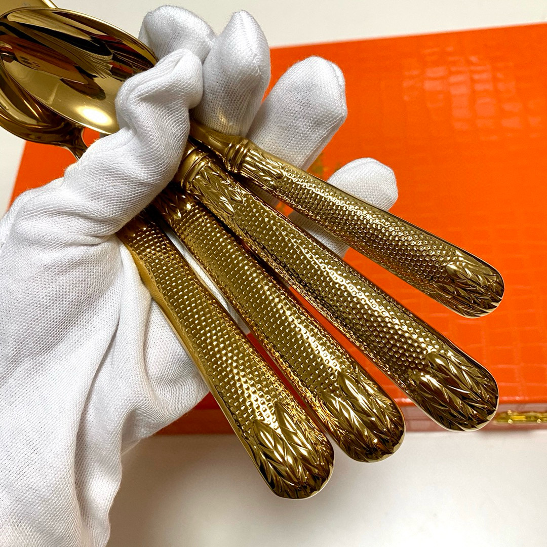 Набор столовых приборов в стиле Hermès золотого цвета в подарочном кейсе (24 предмета)