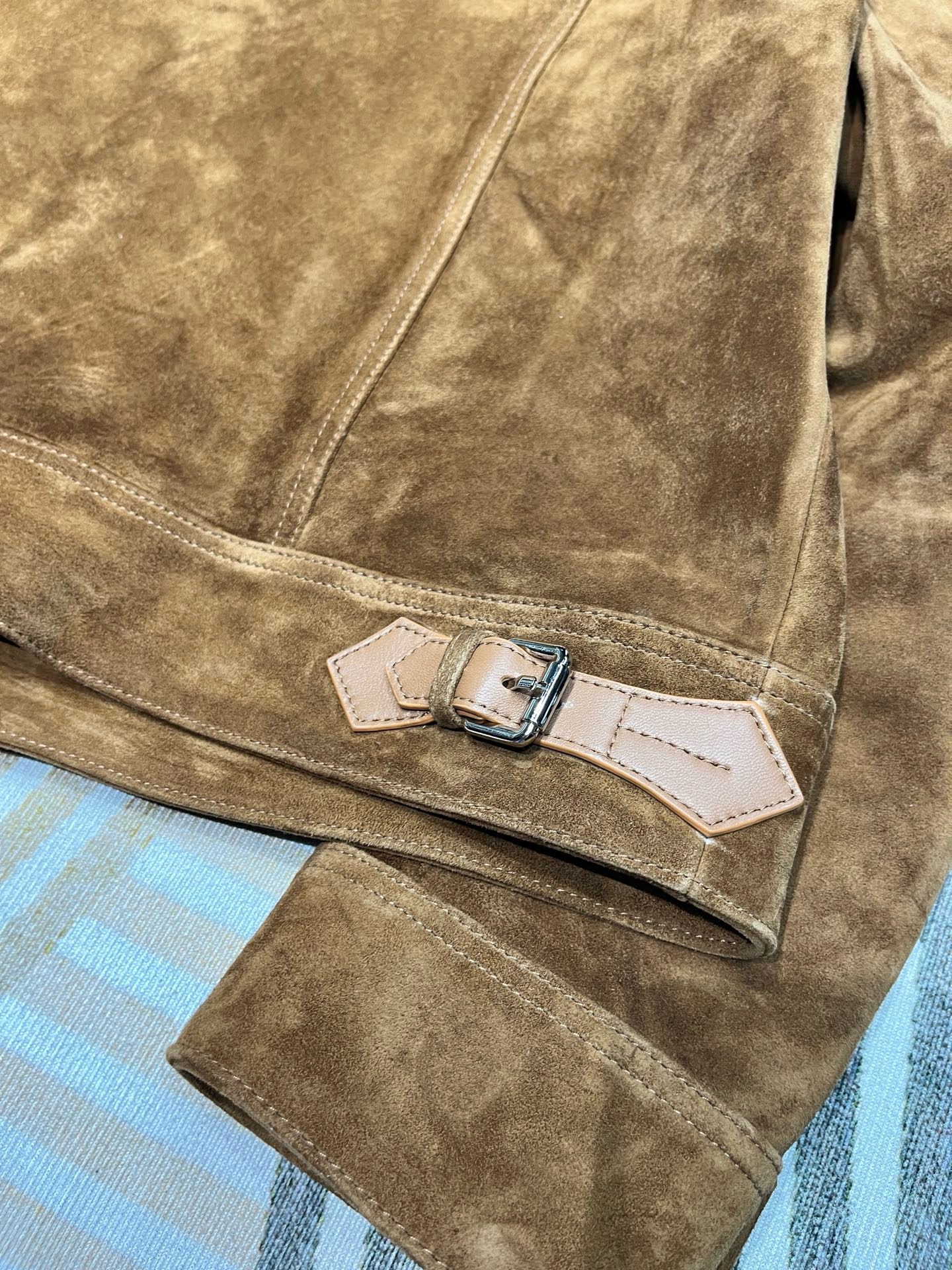 Куртка мужская Tom Ford коньячного цвета с отложным воротником и кожаной отделкой