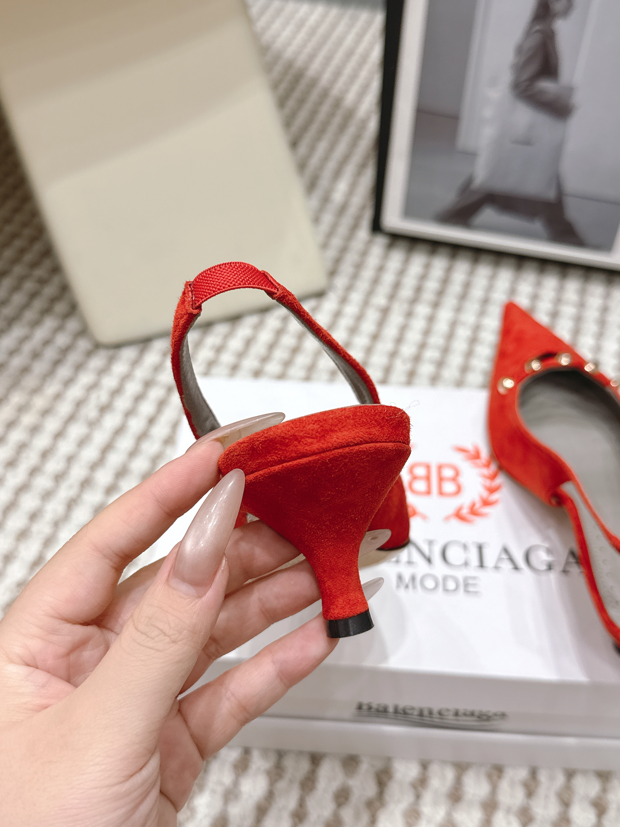 Туфли женские в стиле Balenciaga с заклёпками красного цвета