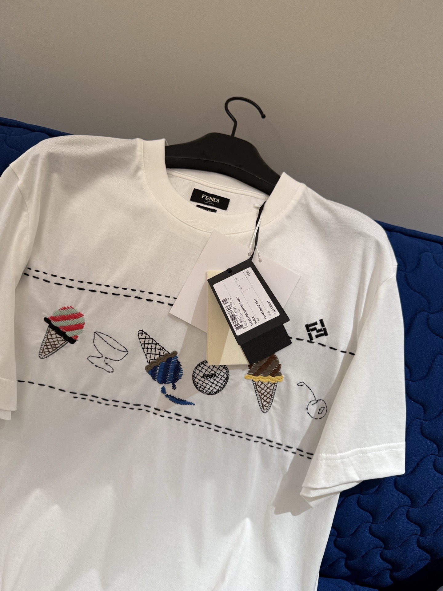 Футболка мужская в стиле Fendi с вышивкой и принтом мороженого белого цвета