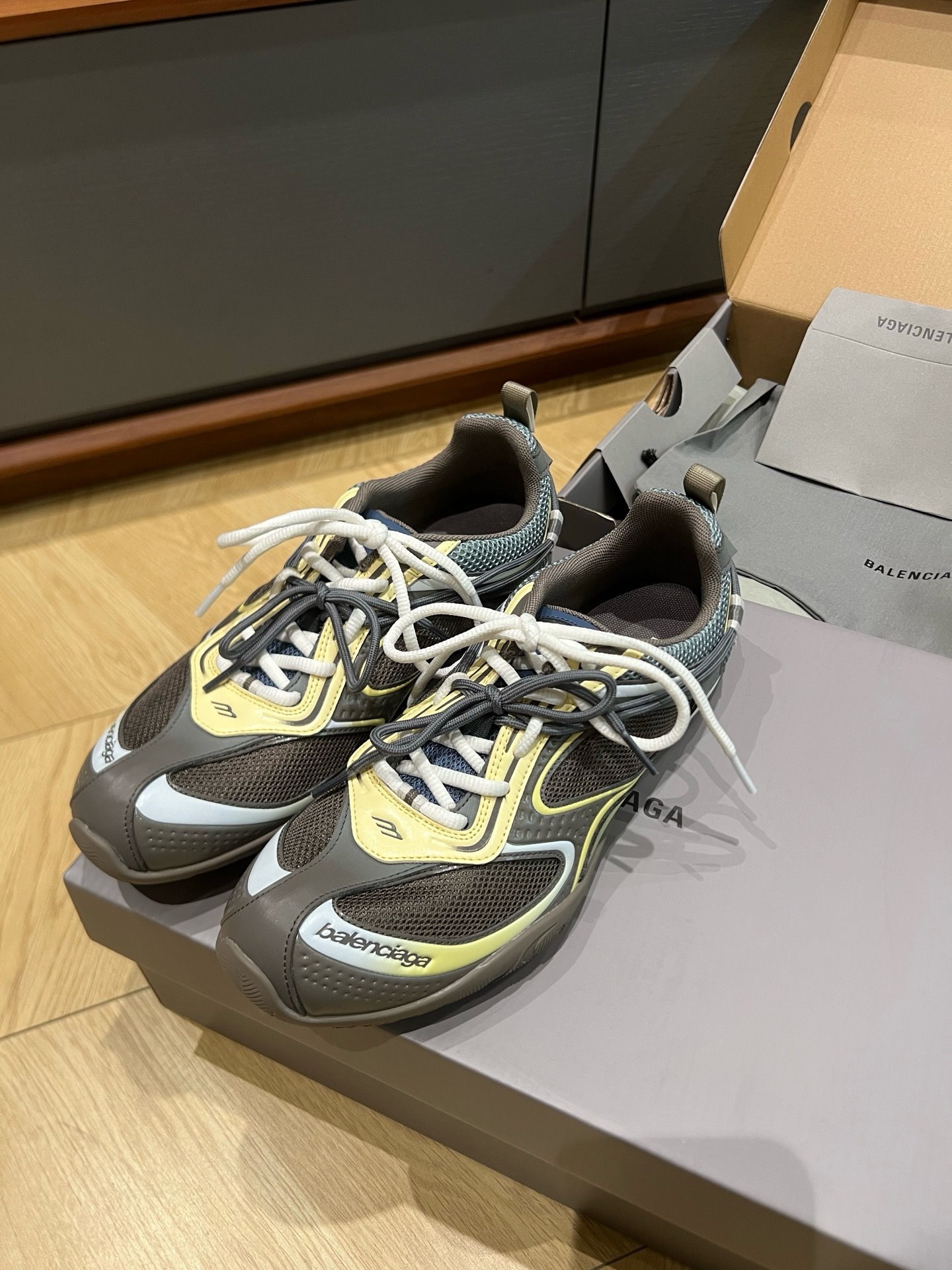 Кроссовки Balenciaga Radar Gradient Lines коричневого цвета с синими, жёлтыми и серыми вставками