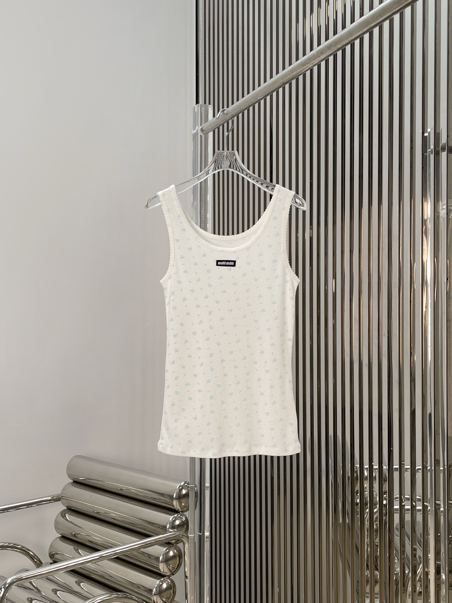 Топ женский в стиле Miu Miu молочного цвета с голубым цветочным принтом