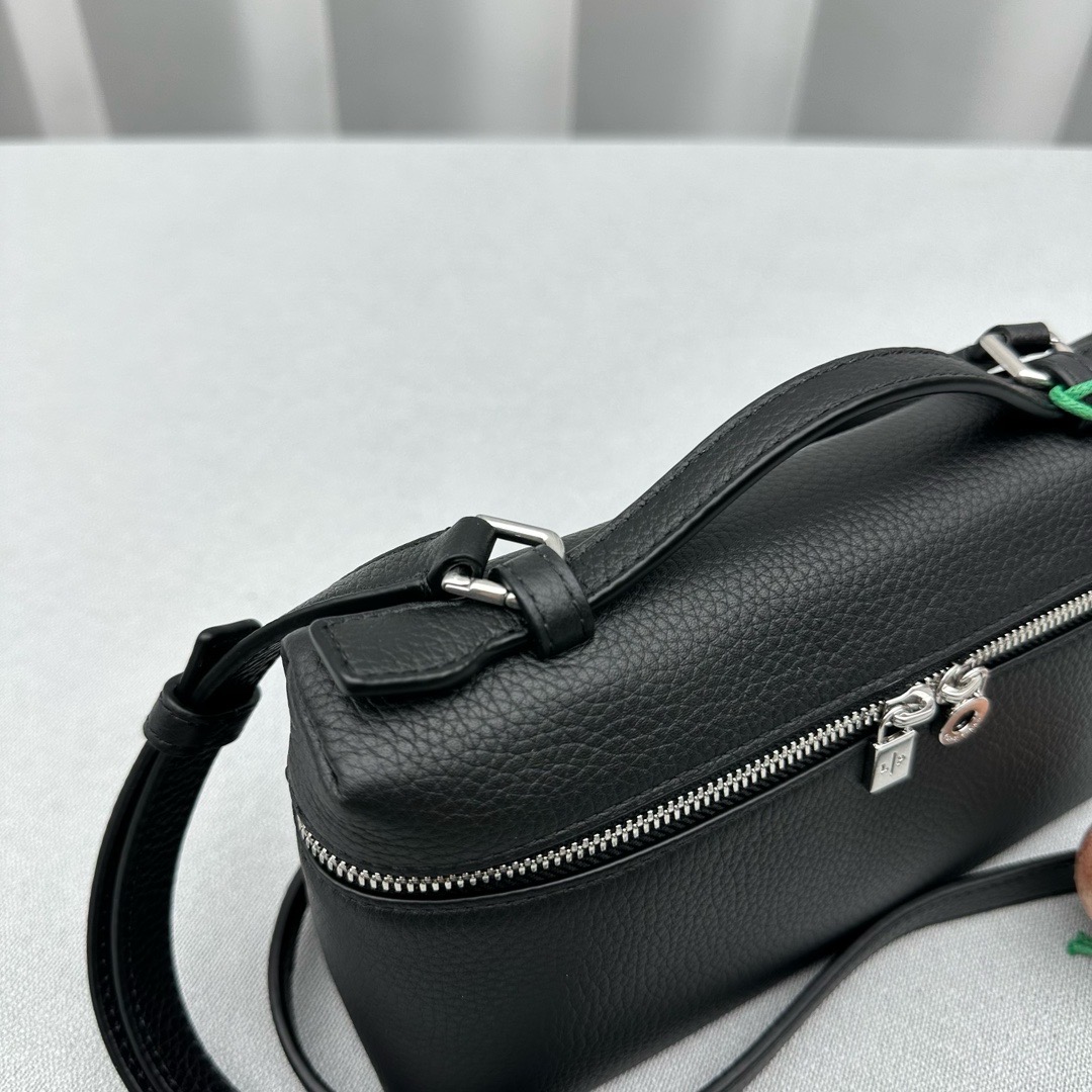Сумка женская Loro Piana Extra Pocket L19 чёрного цвета