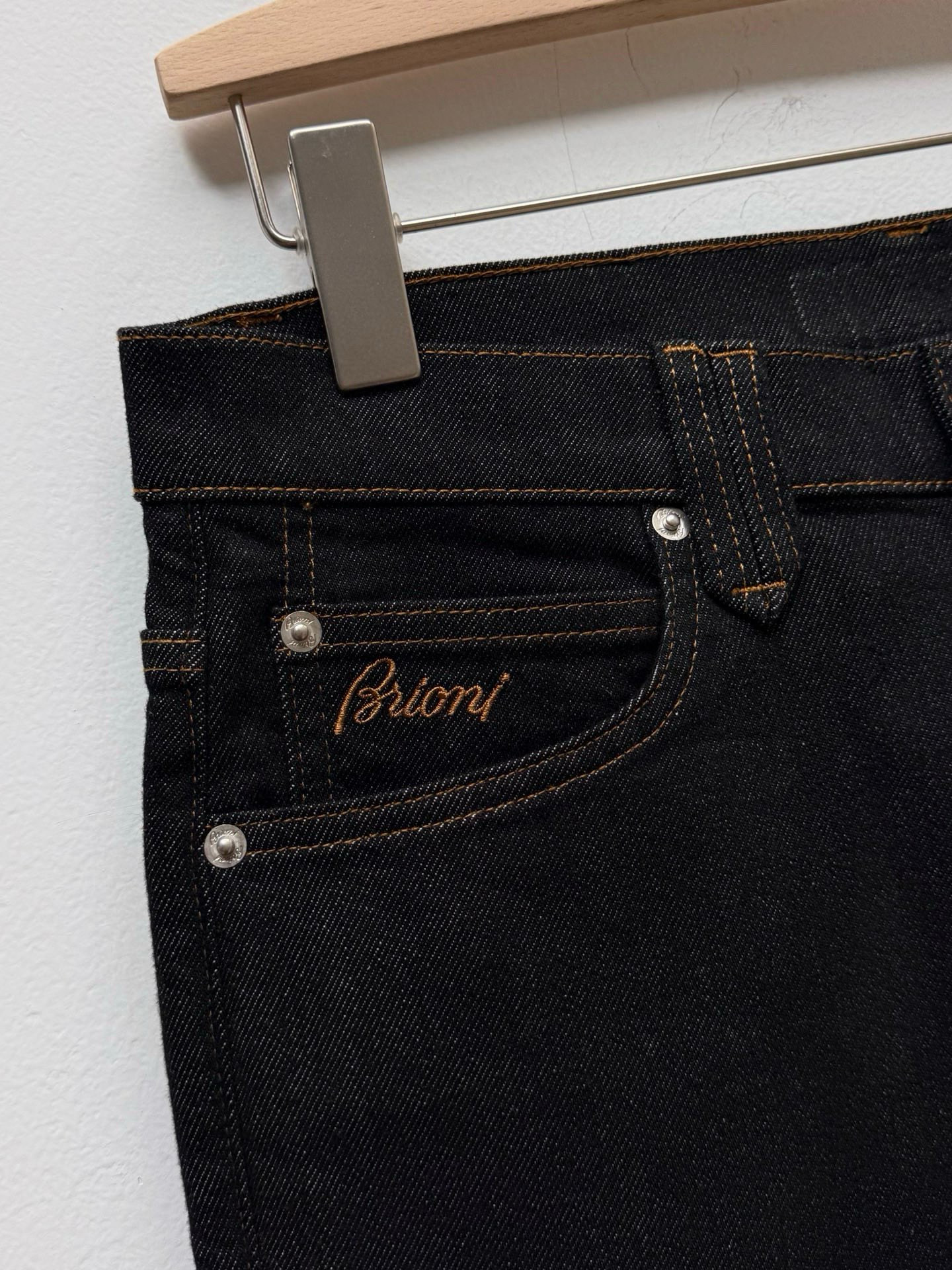 Джинсы мужские в стиле Brioni Bri из плотного хлопкового денима тёмно-синего цвета