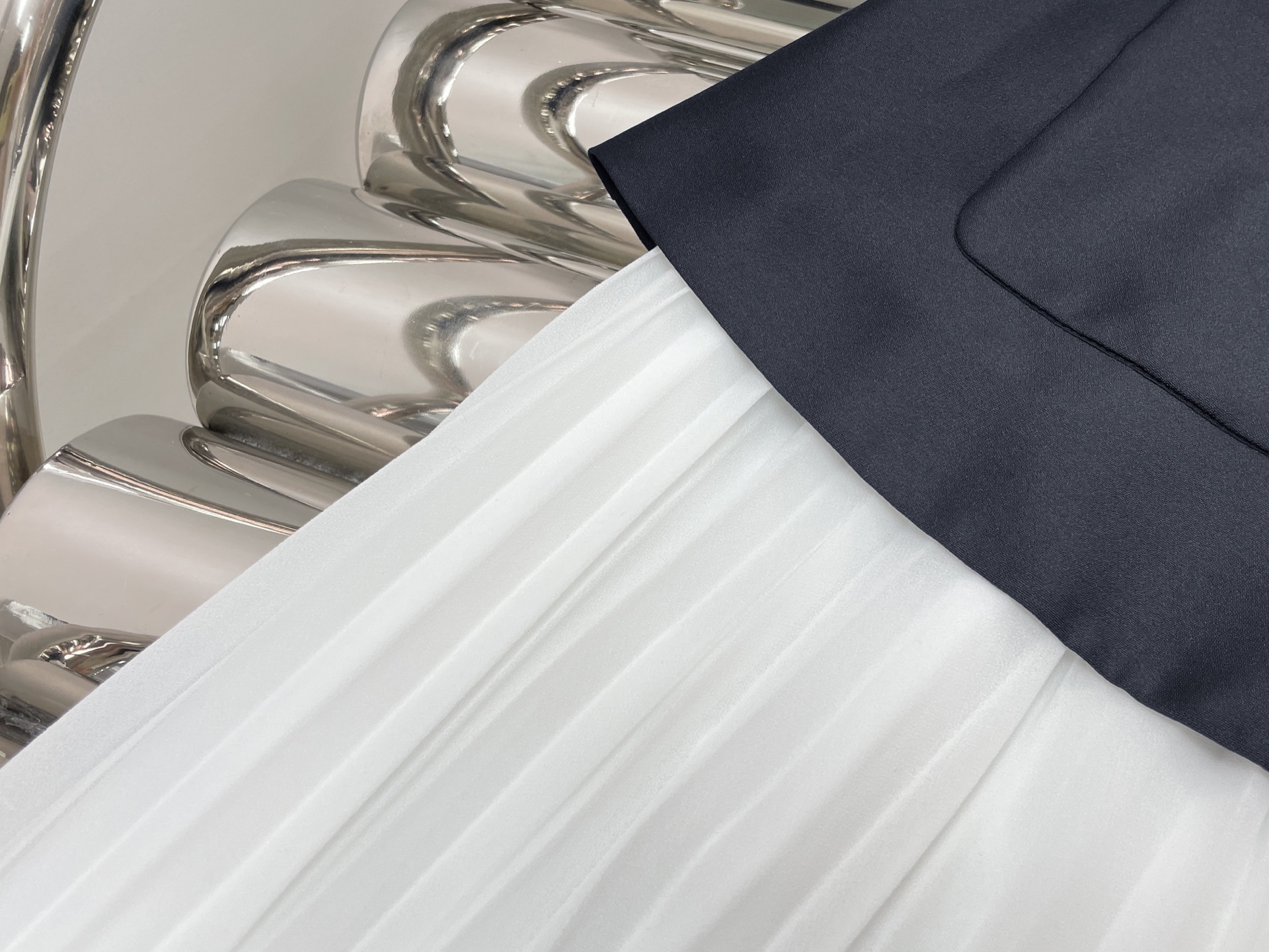 Платье женское в стиле Self-Portrait комбинированное с плиссированной юбкой и поясом