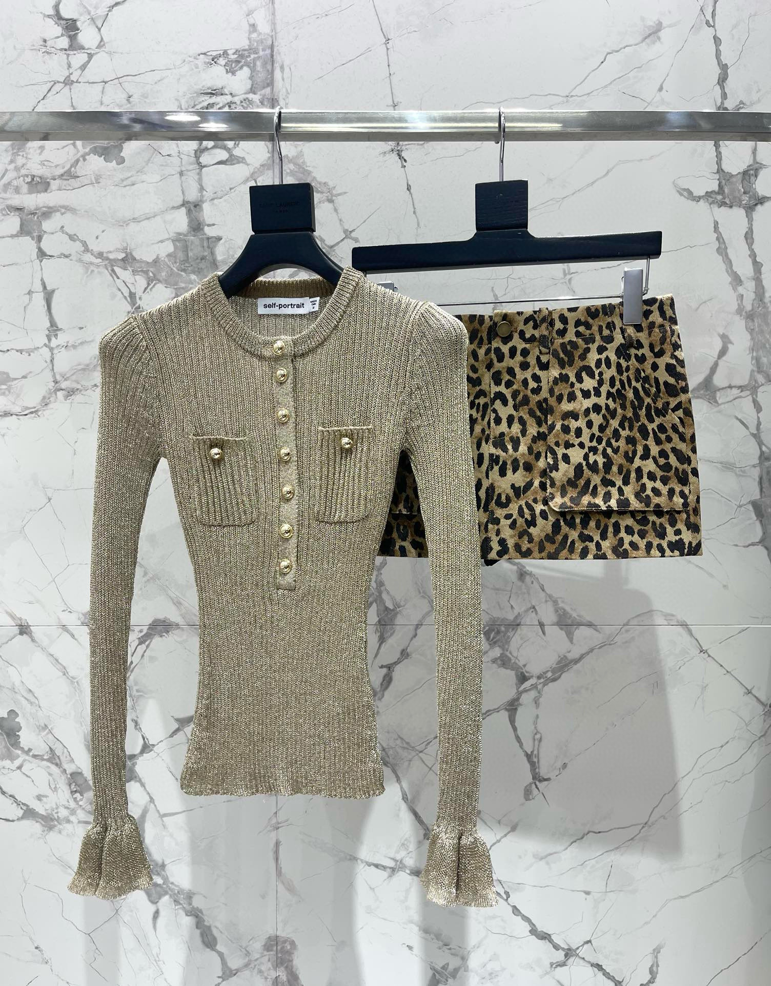 Платье женское трикотажное  в стиле Self-Portrait с воротником-хенли и золотистой отделкой. 