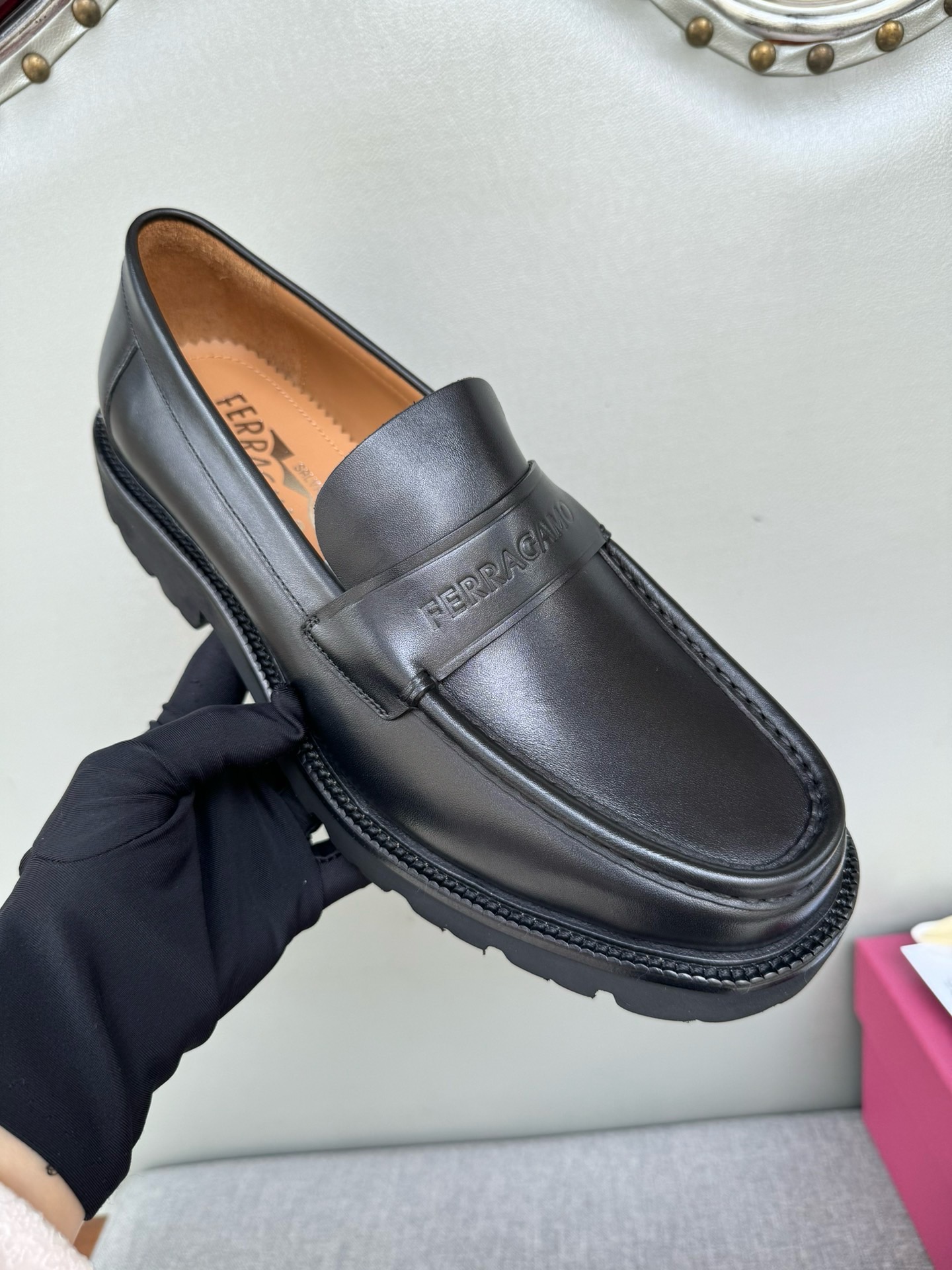 Лоферы мужские в стиле Salvatore Ferragamo из натуральной кожи черного цвета