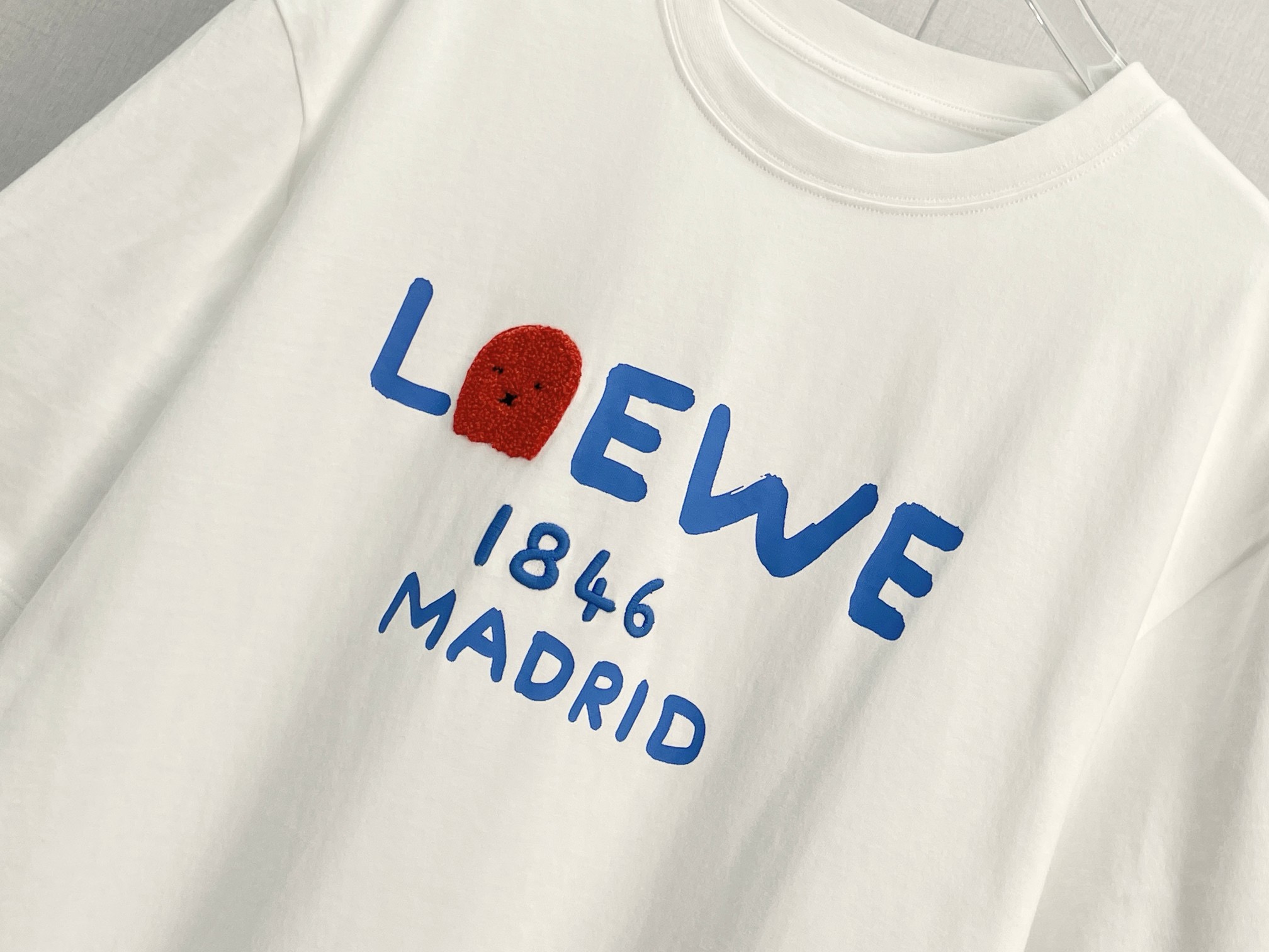 Футболка мужская Loewe Regular Fit T-Shirt белого цвета с вышивкой LOEWE 1846 Madrid