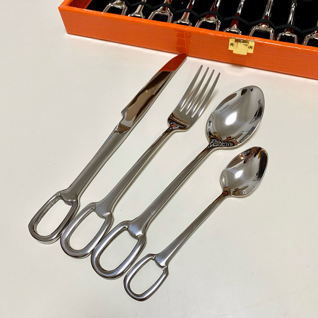 Набор столовых приборов в стиле Hermès серебристого цвета с декоративными ручками в подарочном кейсе (24 предмета)