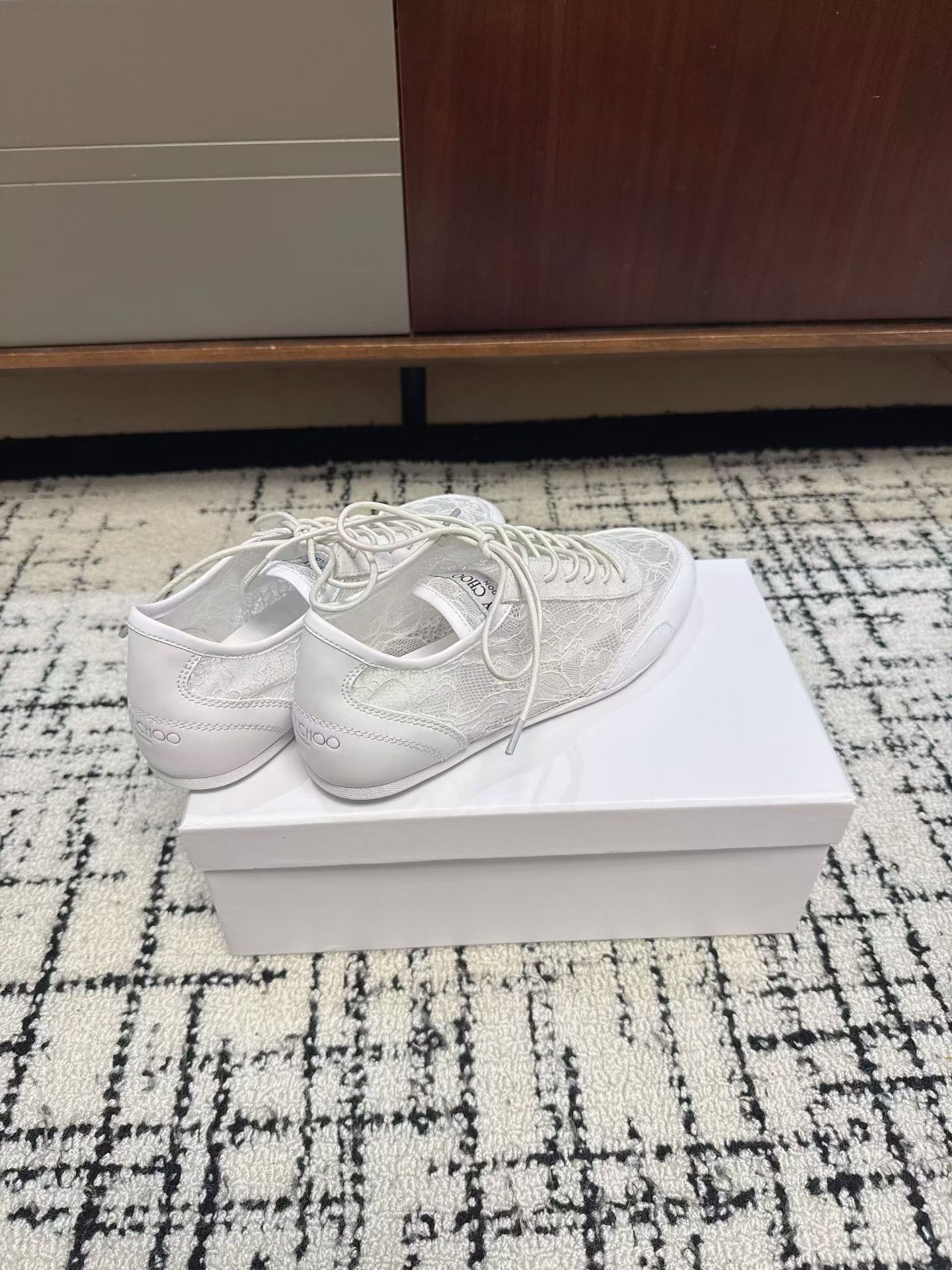 Кроссовки женские в стиле Jimmy Choo белого цвета