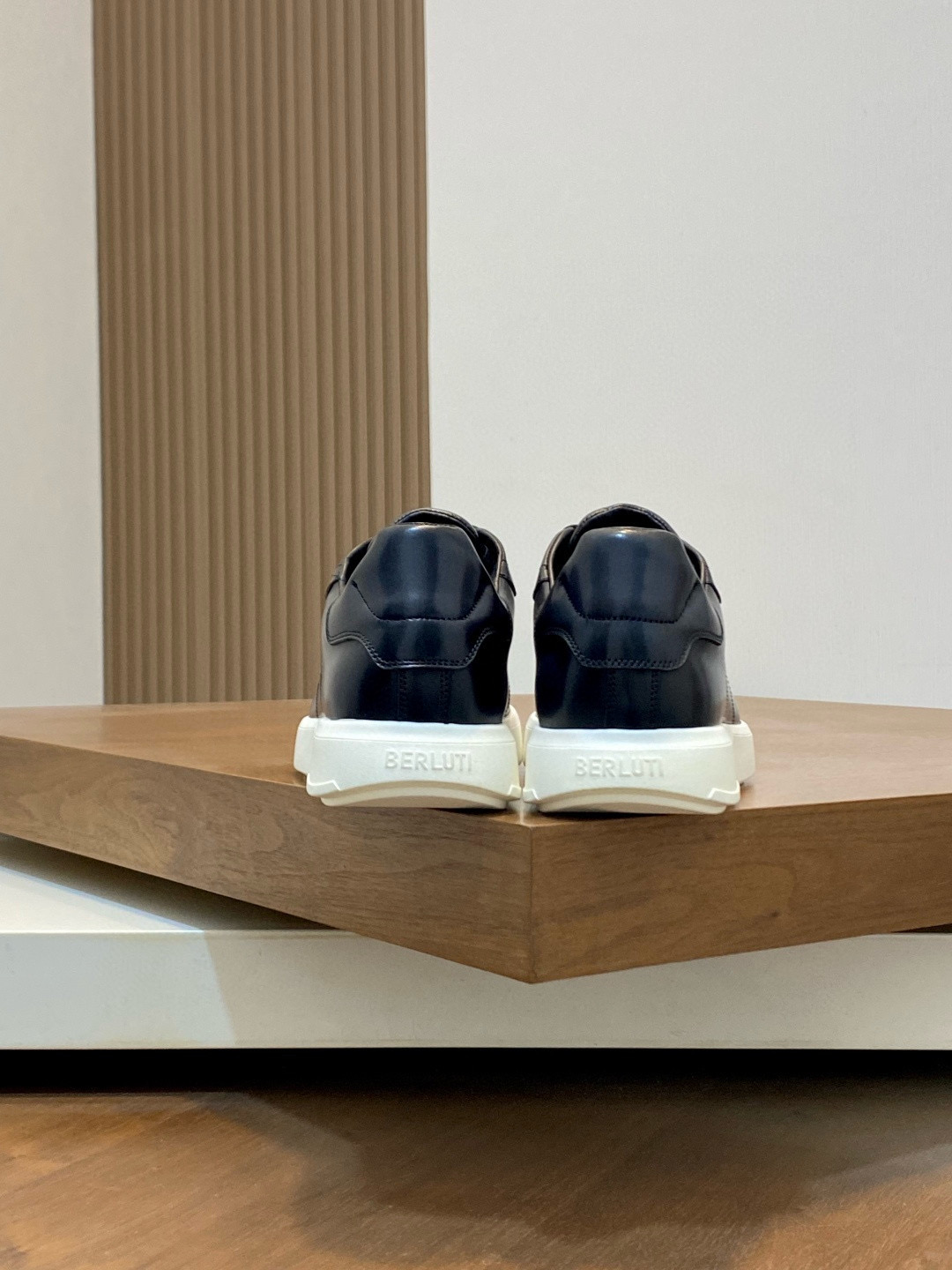 Кроссовки мужские в стиле Berluti чёрного цвета с белой подошвой