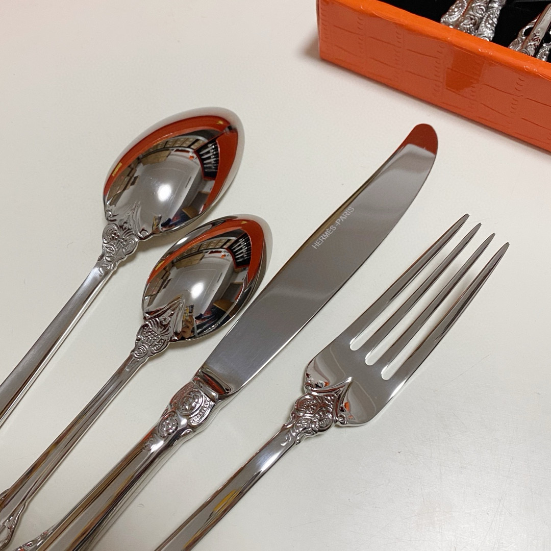 Набор столовых приборов в стиле Hermès  с декоративными ручками в подарочном кейсе (24 предмета) серебристого цвета