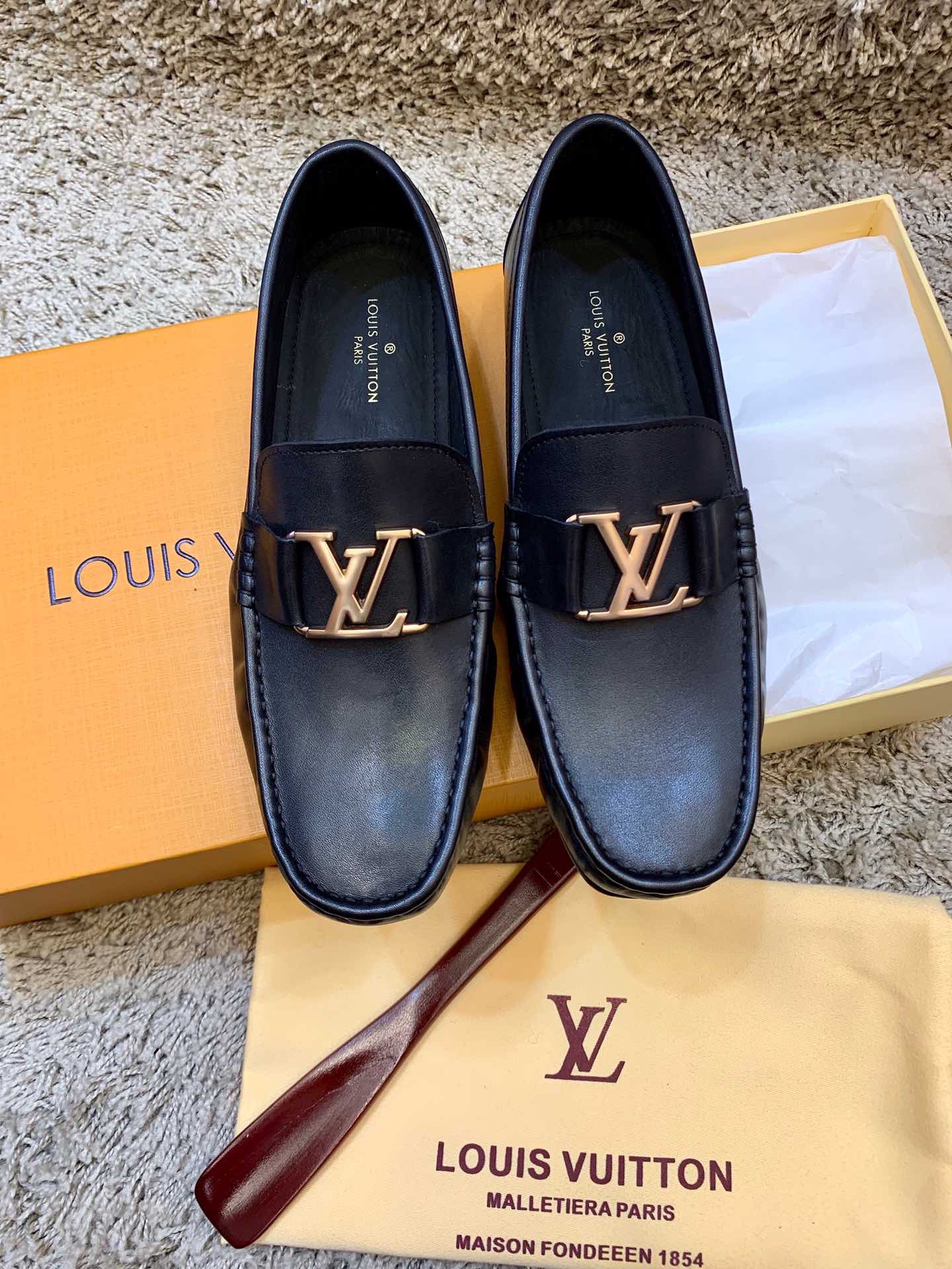 Лоферы мужские в стиле Louis Vuitton из натуральной кожи чёрного цвета с логотипом LV
