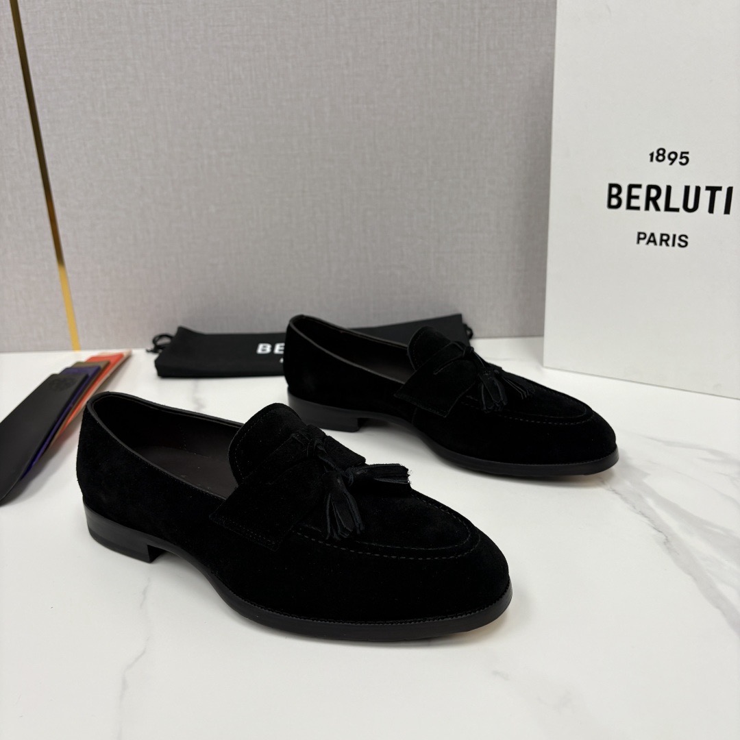 Лоферы мужские в стиле Berluti Lorenzo из натуральной замши черного цвета