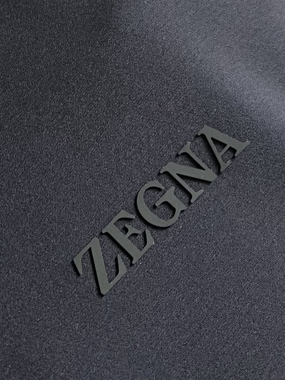 Костюм мужской в стиле Zegna тёмно-серого цвета с лампасами