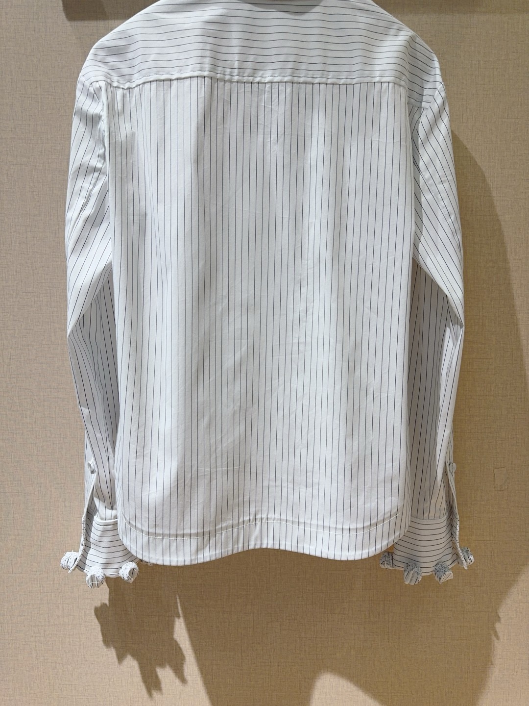 Рубашка женская Ports 1961 Striped Ruffle Detail Button-Up белого цвета в тонкую голубую полоску с оборками