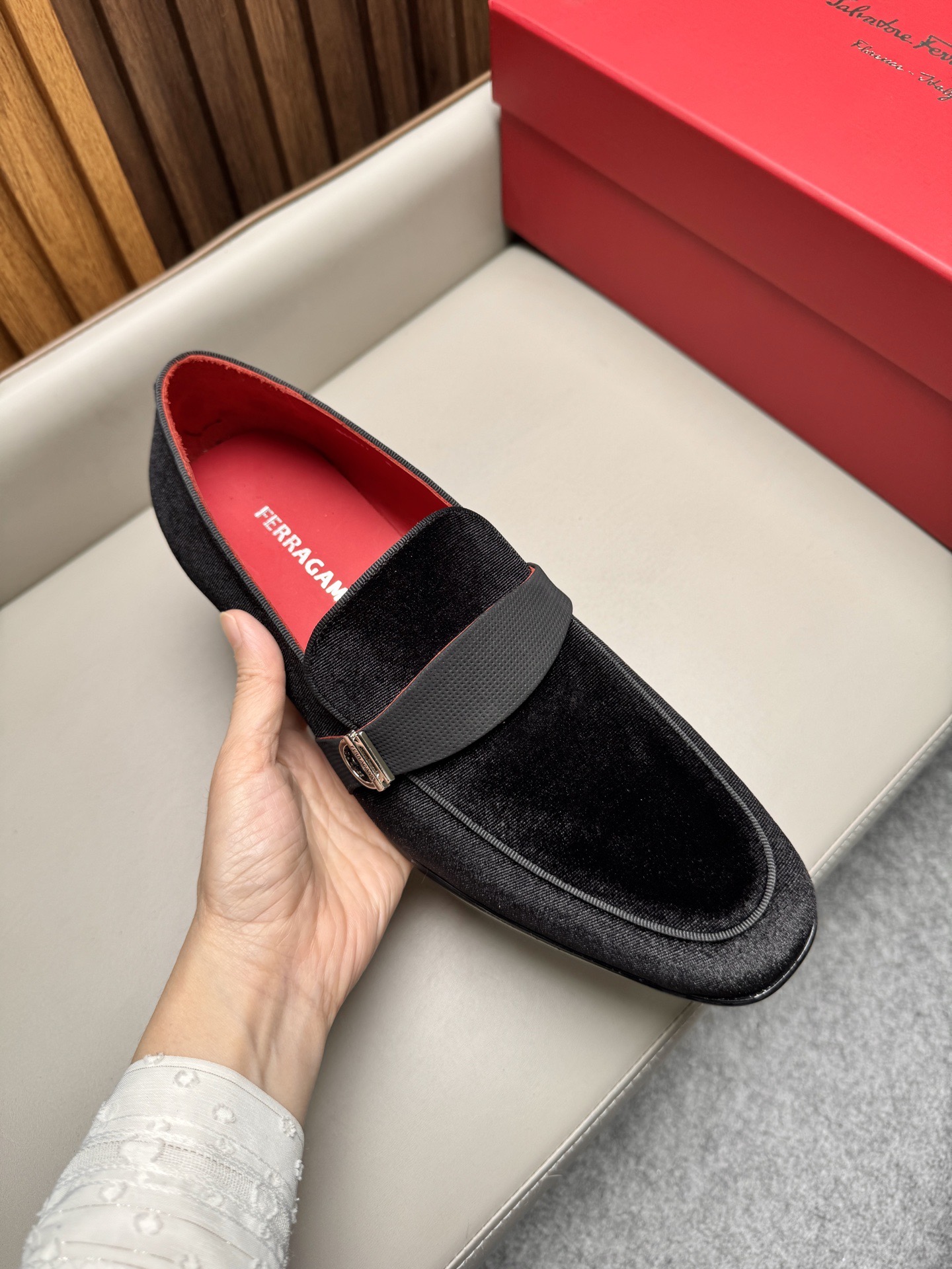 Лоферы мужские в стиле Ferragamo Gancini черного цвета