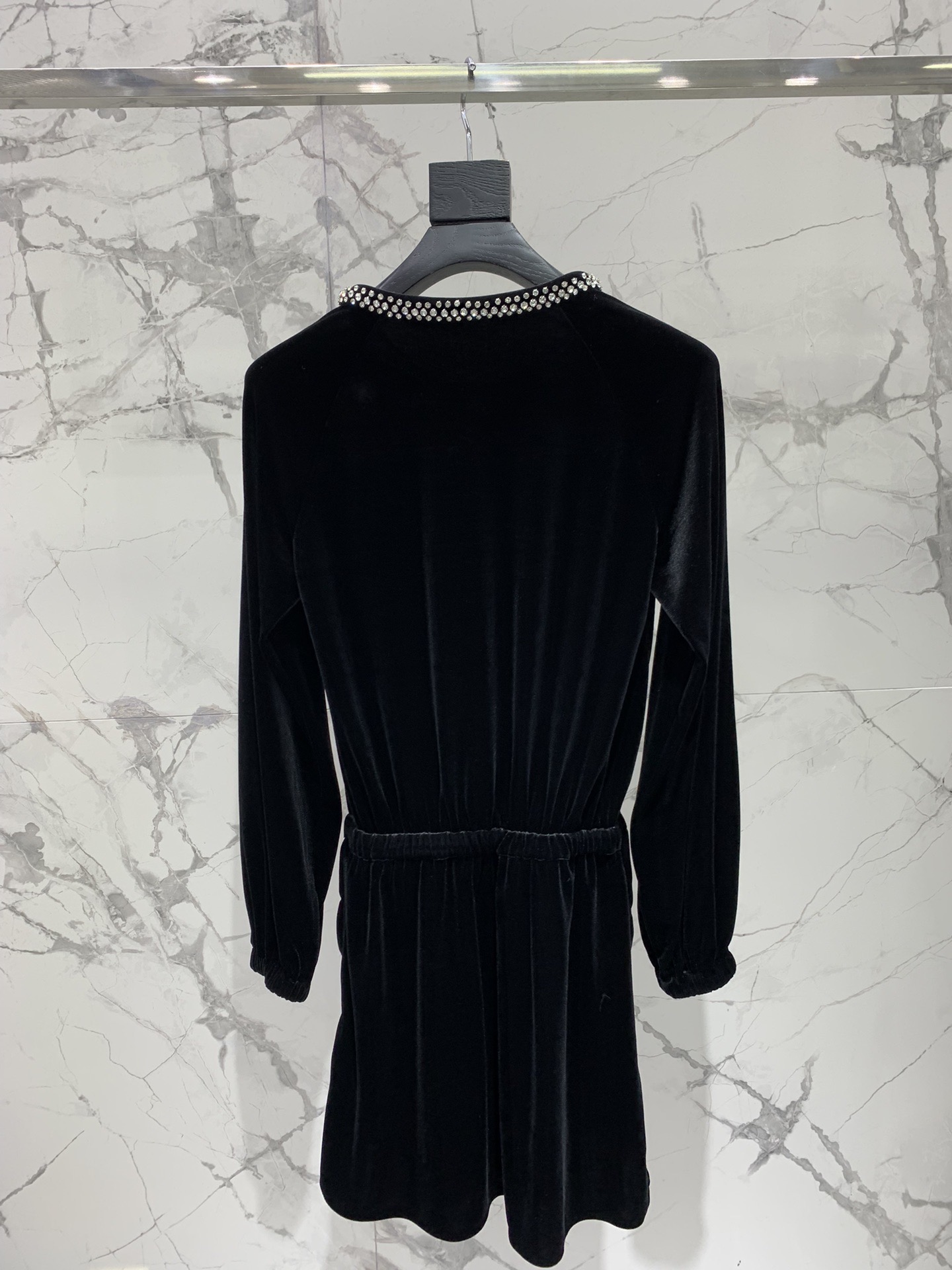 Платье женское в стиле Saint Laurent чёрного цвета с декоративной отделкой воротника