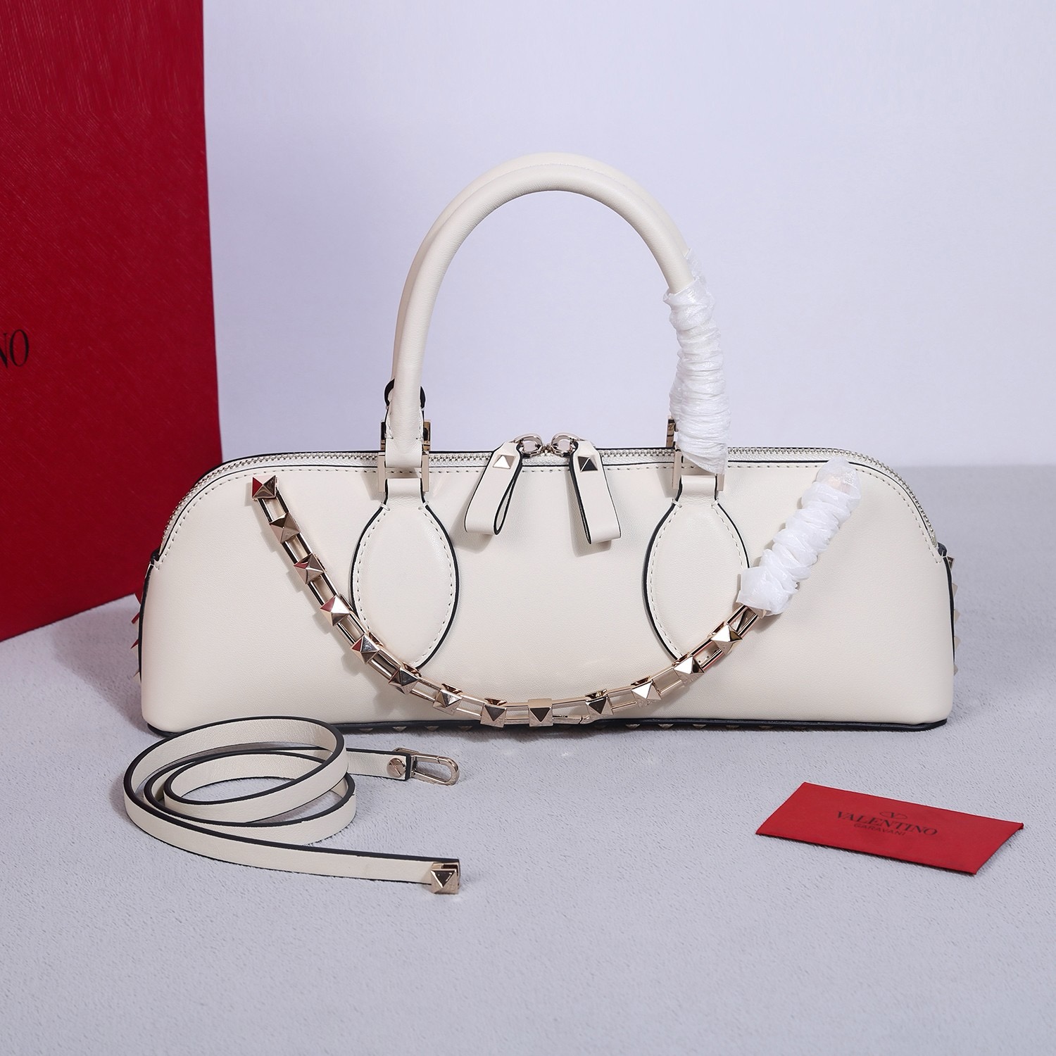 Сумка женская в стиле Valentino Garavani Rockstud E/W кожи  белого цвета