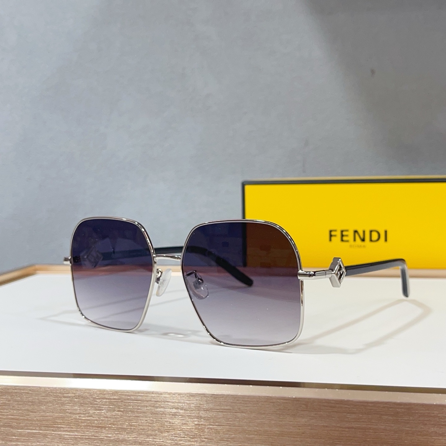 Очки солнцезащитные женские в стиле Fendi FE40218U