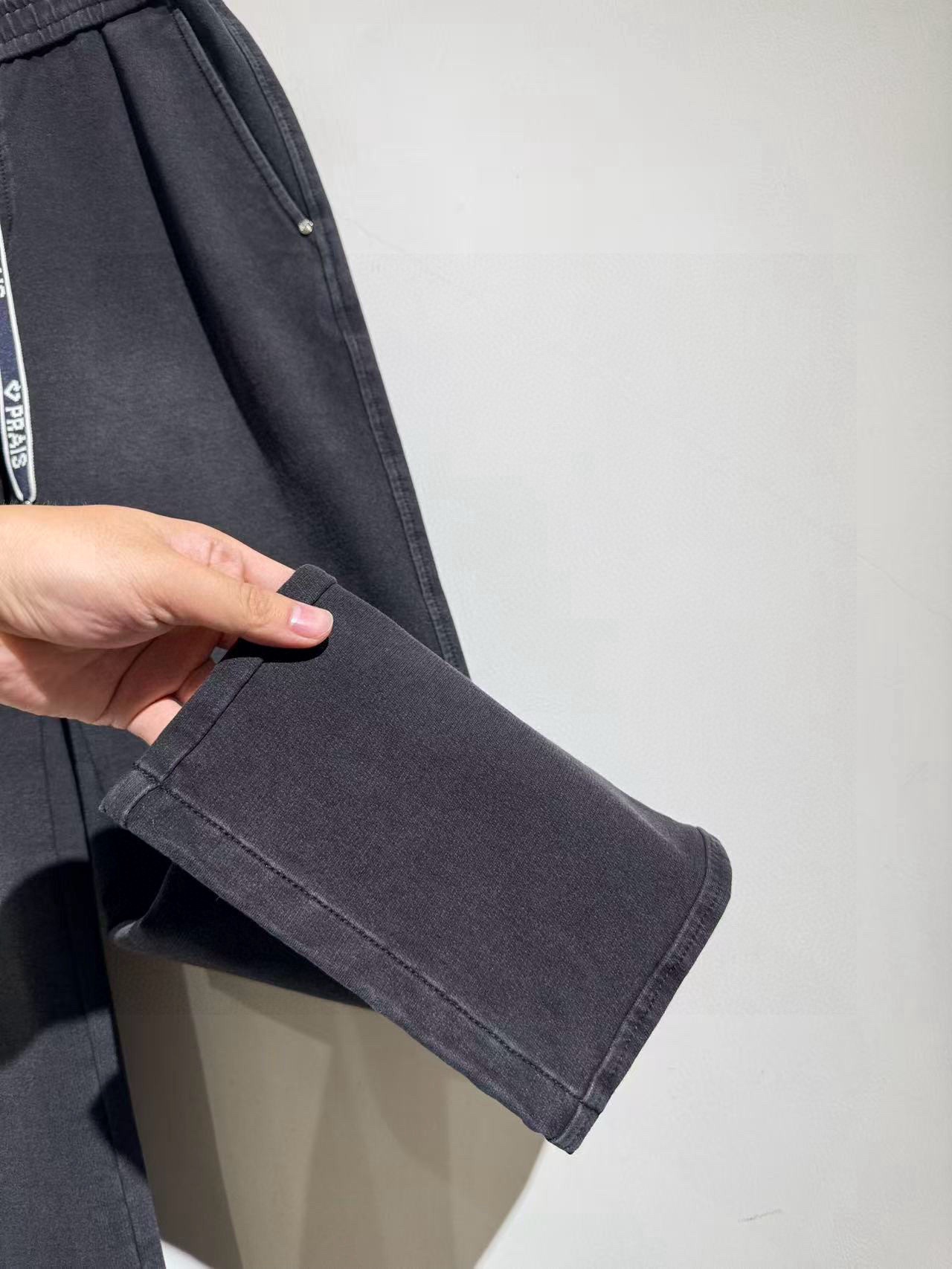 Брюки мужские в стиле Prada из денима тёмно-серого цвета с эластичным поясом