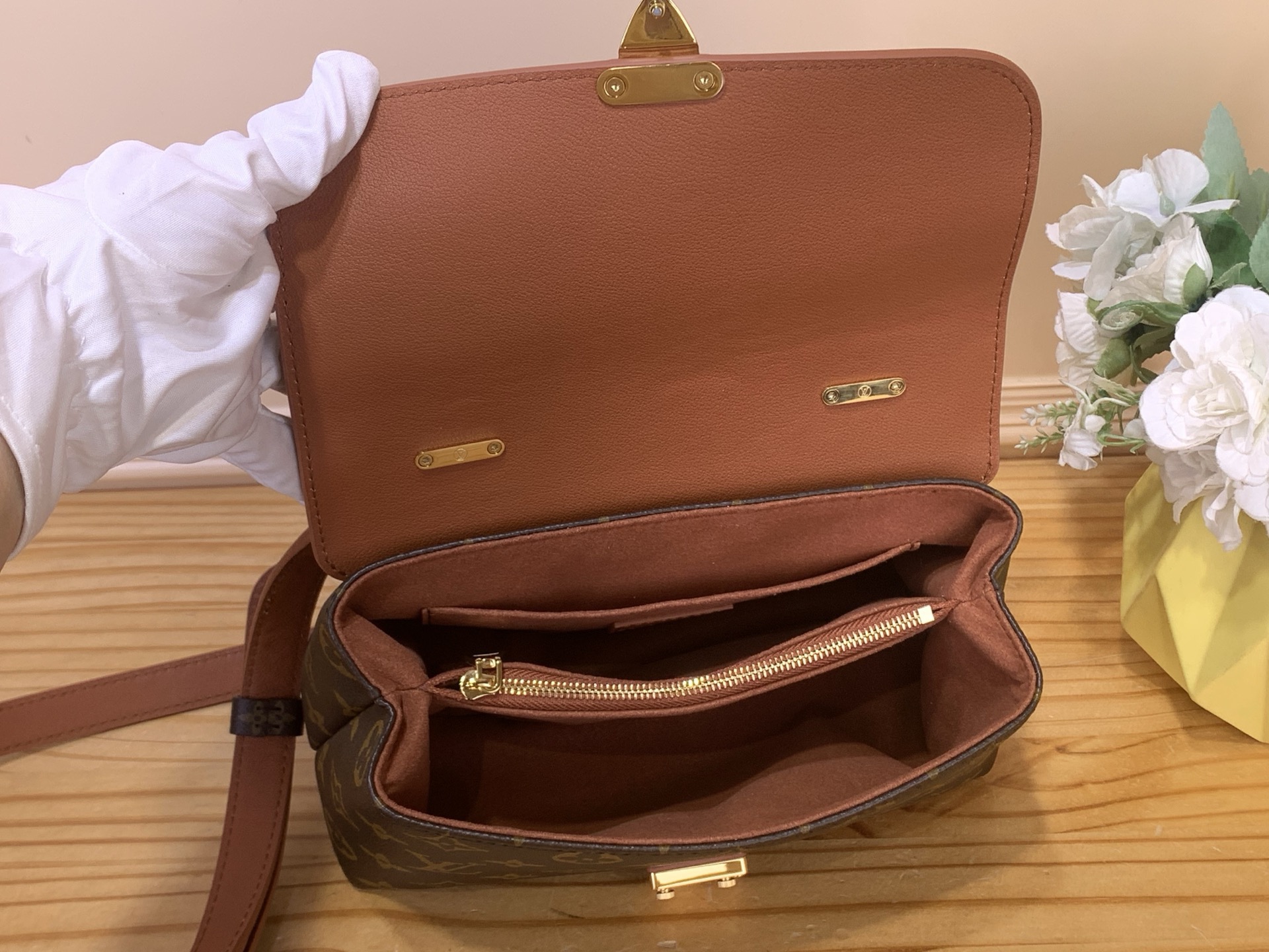 Сумка женская в стиле Louis Vuitton Madeleine BB Monogram с кожаным клапаном