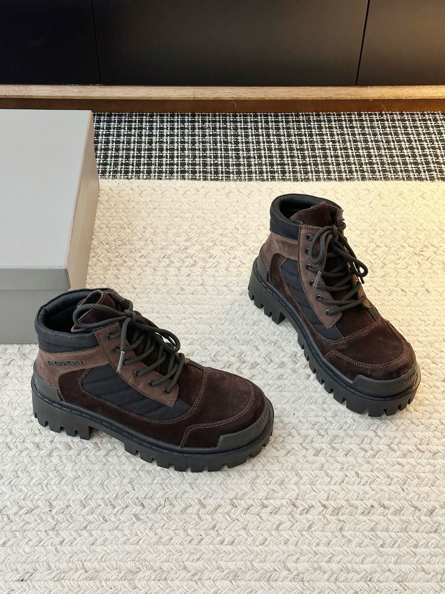 Ботинки Balenciaga Combat Strike коричневого цвета