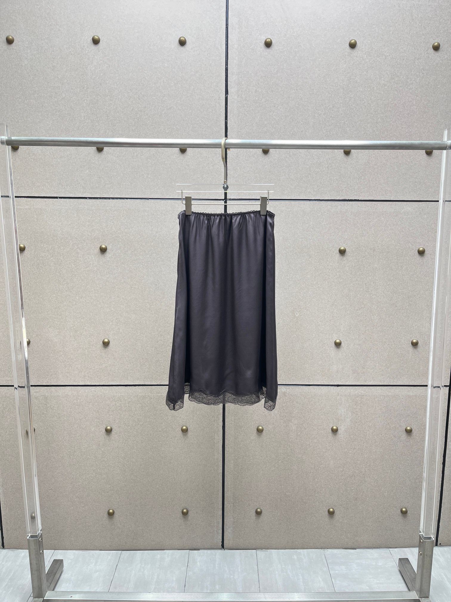 Юбка женская миди из гладкого текстиля графитового цвета с кружевной отделкой