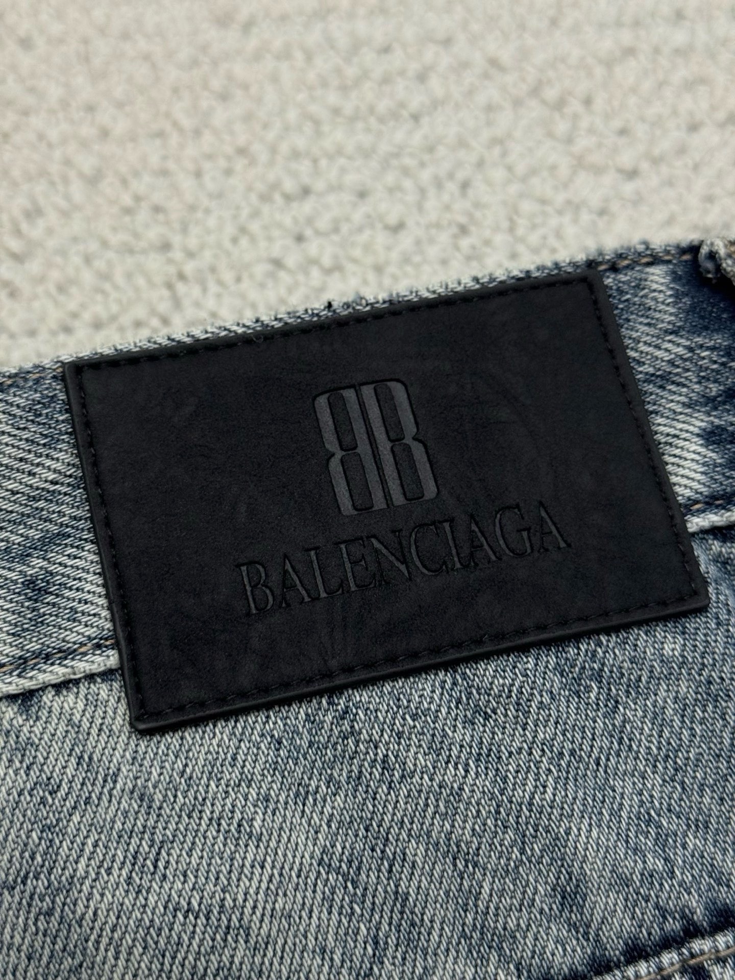 Шорты мужские Balenciaga голубого цвета с эффектом варки и декоративными потёртостями