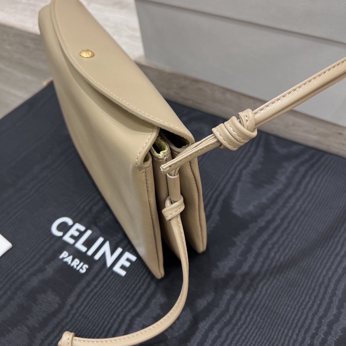 Сумка женская в стиле Celine Trio Flap бежевого цвета