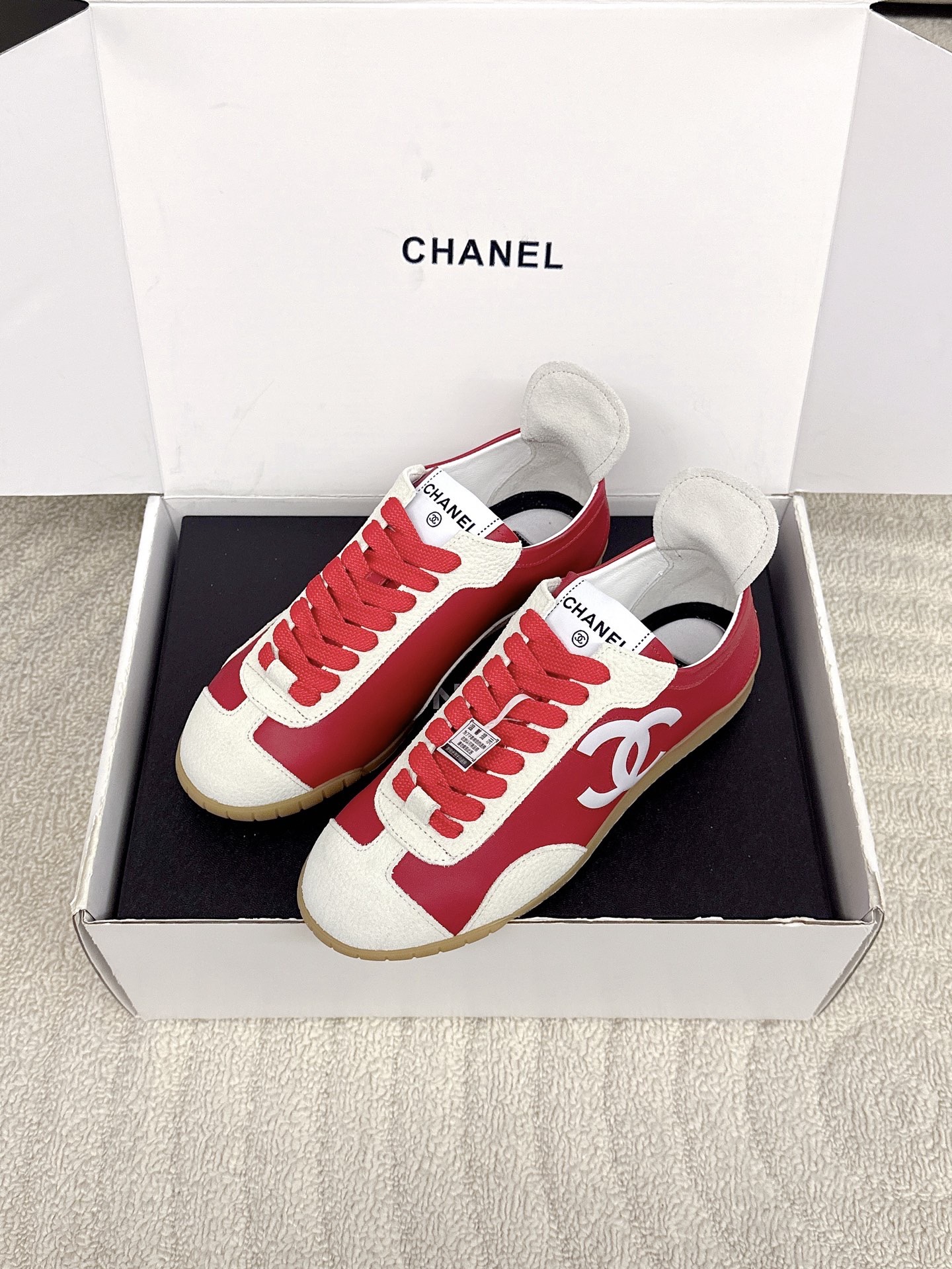Кроссовки женские в стиле Chanel красного цвета с контрастными вставками