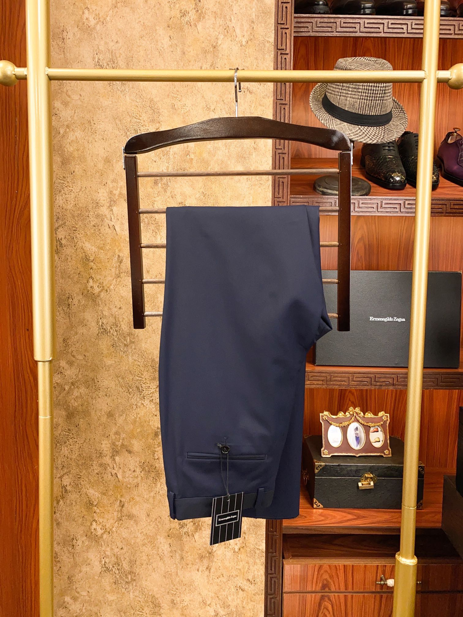Костюм мужской в стиле Zegna из шерсти тёмно-синего цвета с классическим силуэтом
