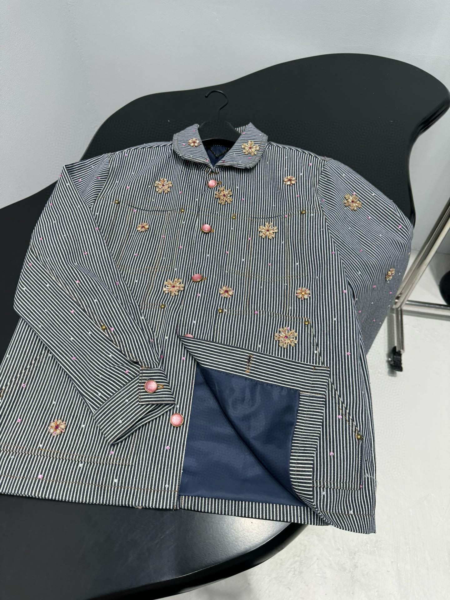 Жакет женский в стиле Loewe из хлопковой ткани серого цвета с полоской и декоративной вышивкой