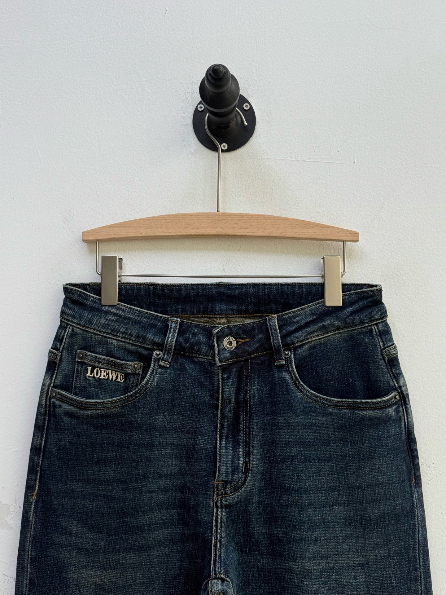 Джинсы мужские в стиле Loewe Loe из плотного хлопкового денима синего цвета