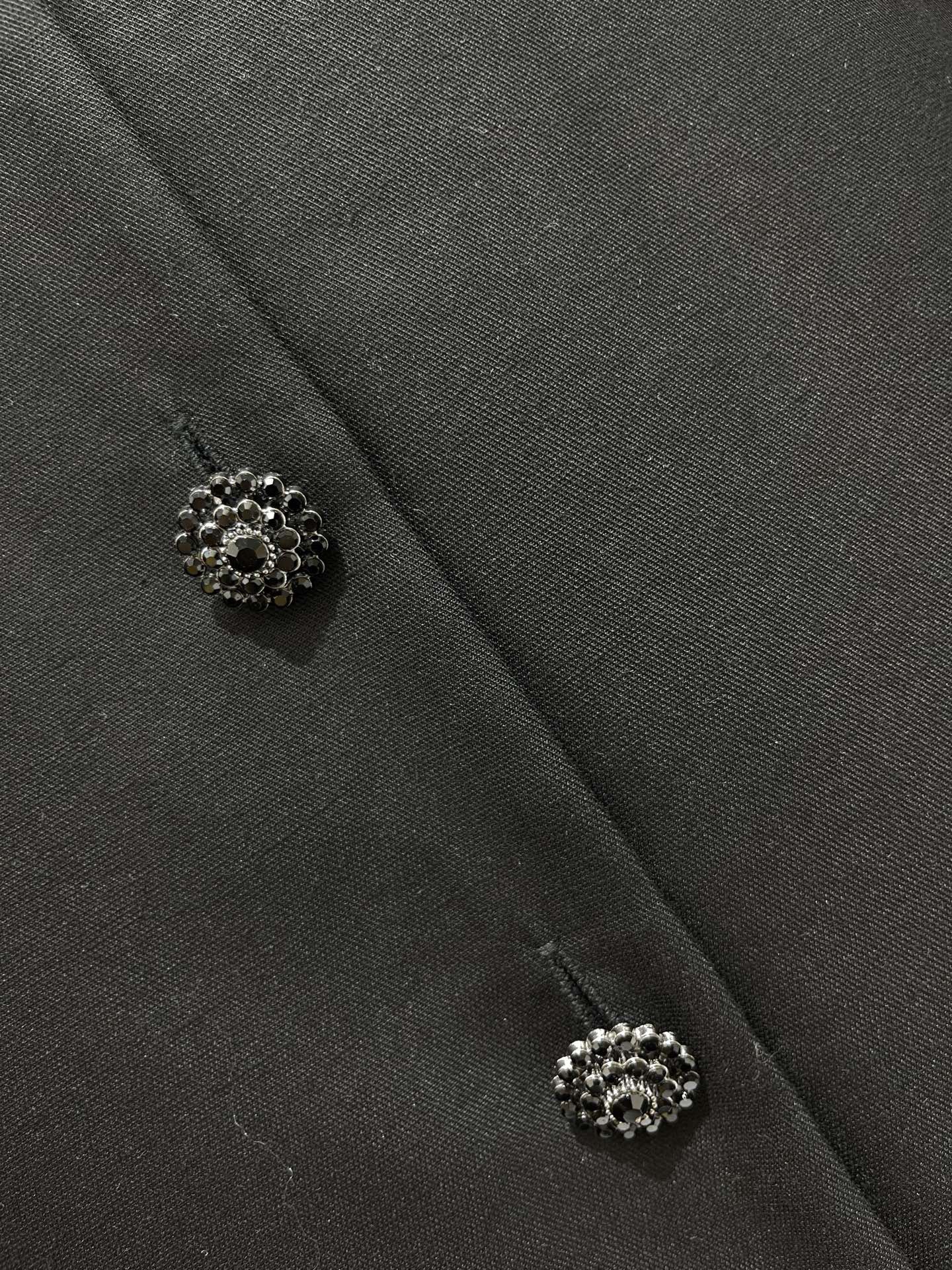 Блуза женская в стиле Chanel чёрного цвета с V-образным вырезом