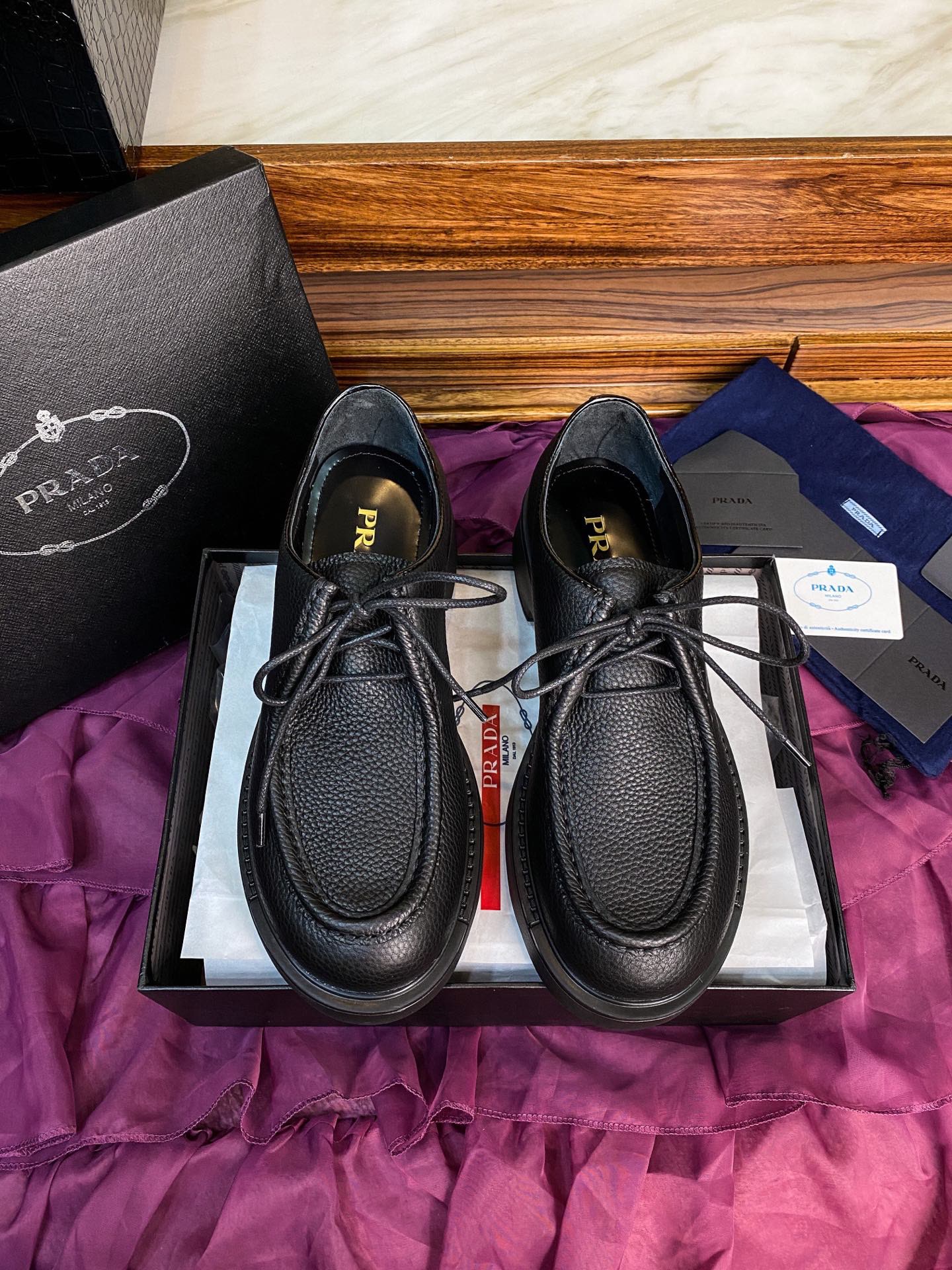 Дерби мужские в стиле Prada из натуральной зернистой кожи чёрного цвета