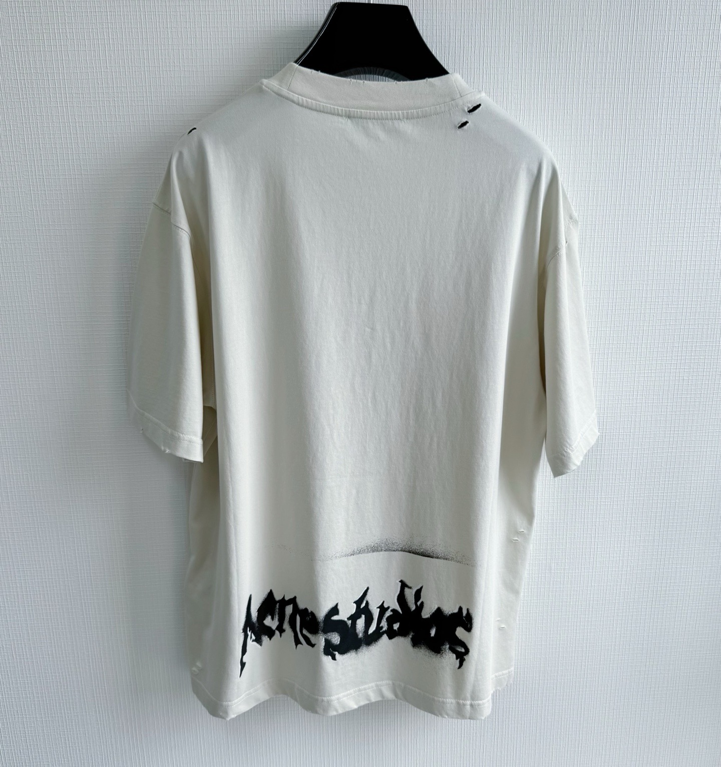 Футболка Acne Studios Sprayed Logo кремового цвета с графичным принтом