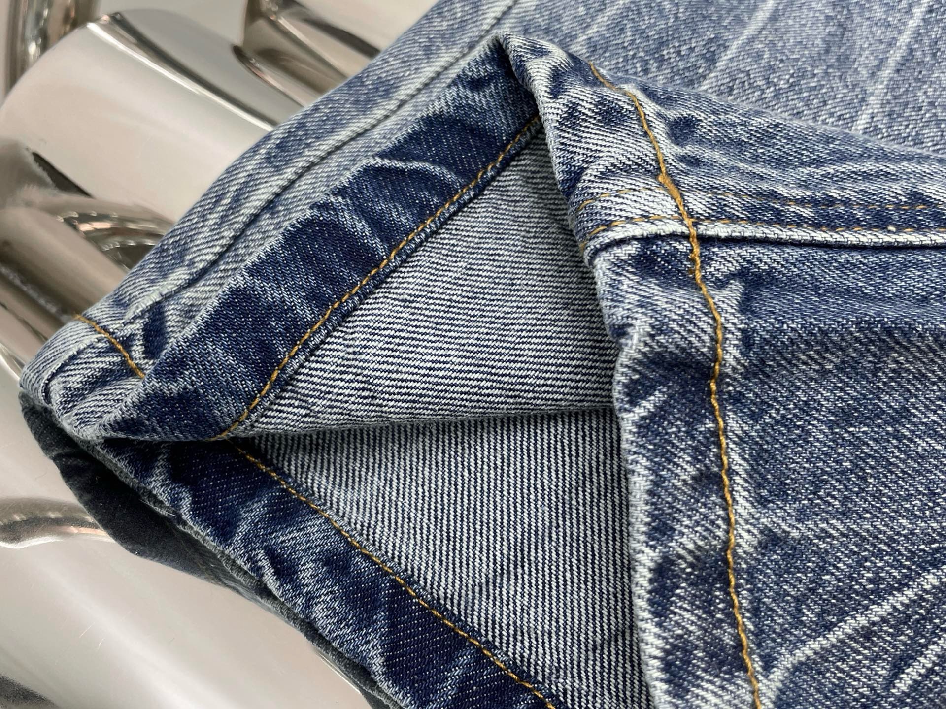 Джинсы женские в стиле Miu Miu голубого цвета с эффектом варки и вышитым логотипом