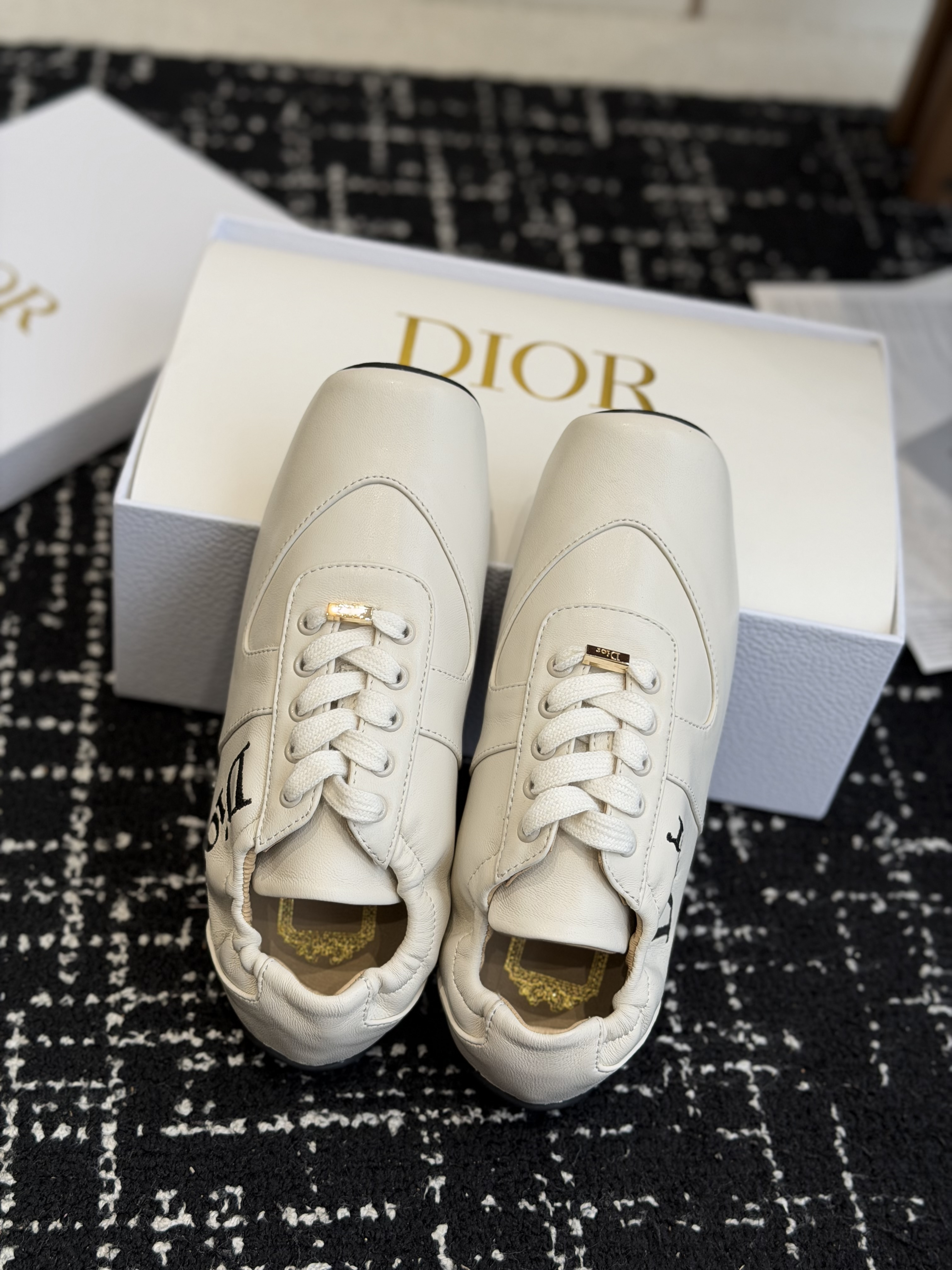Кеды женские Dior D-Coeur молочного цвета