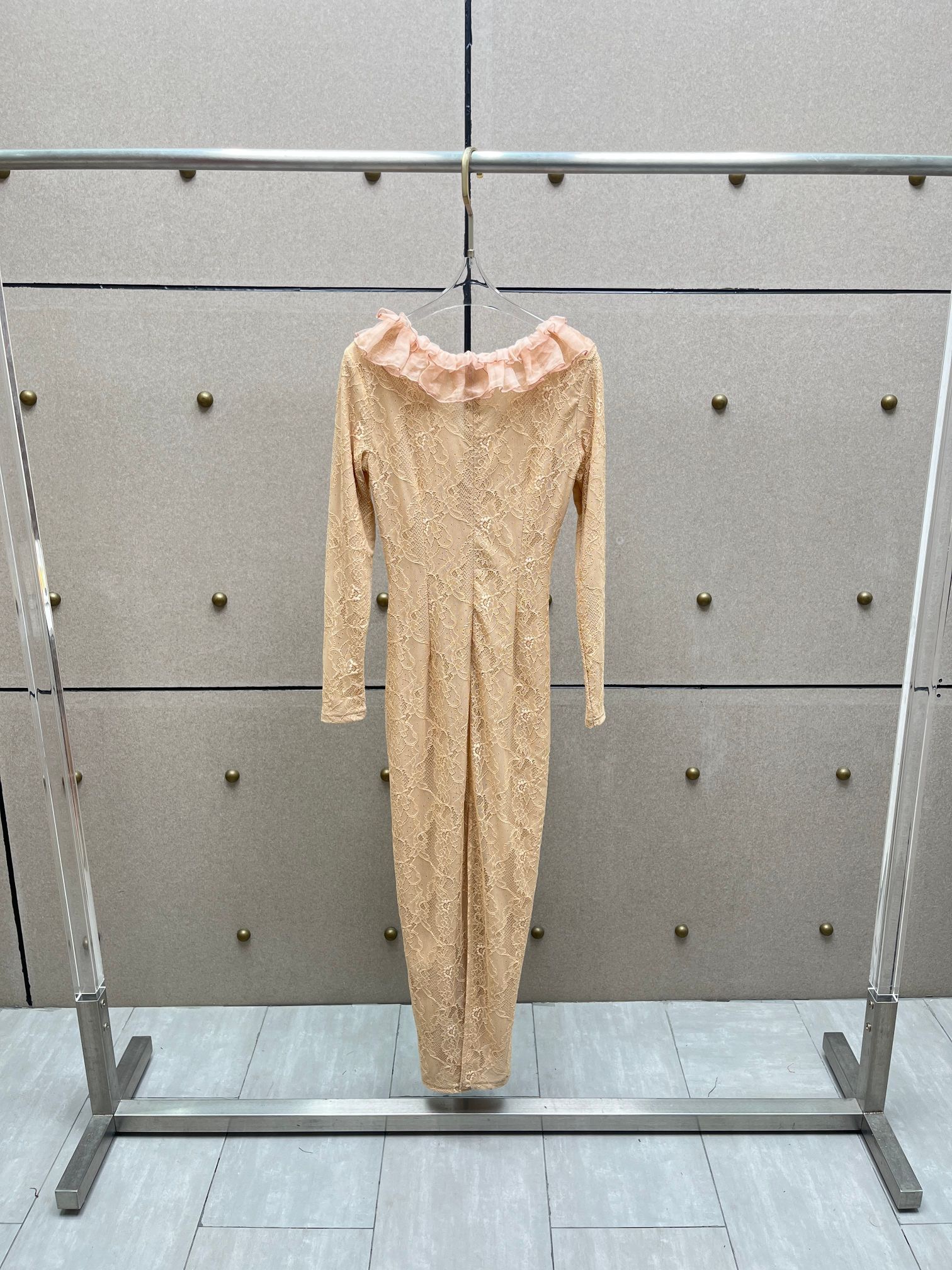 Платье женское макси из кружева бежевого цвета с драпированным воротником и декоративным бантом