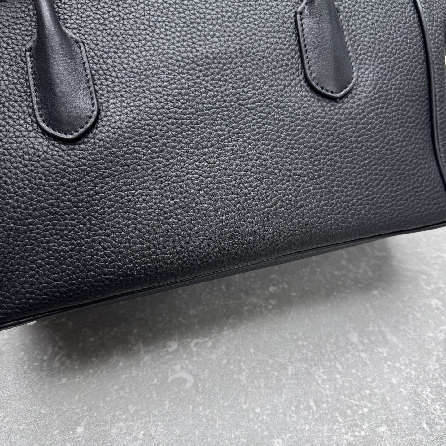 Сумка-тоут женская в стиле The Row EWA чёрного цвета