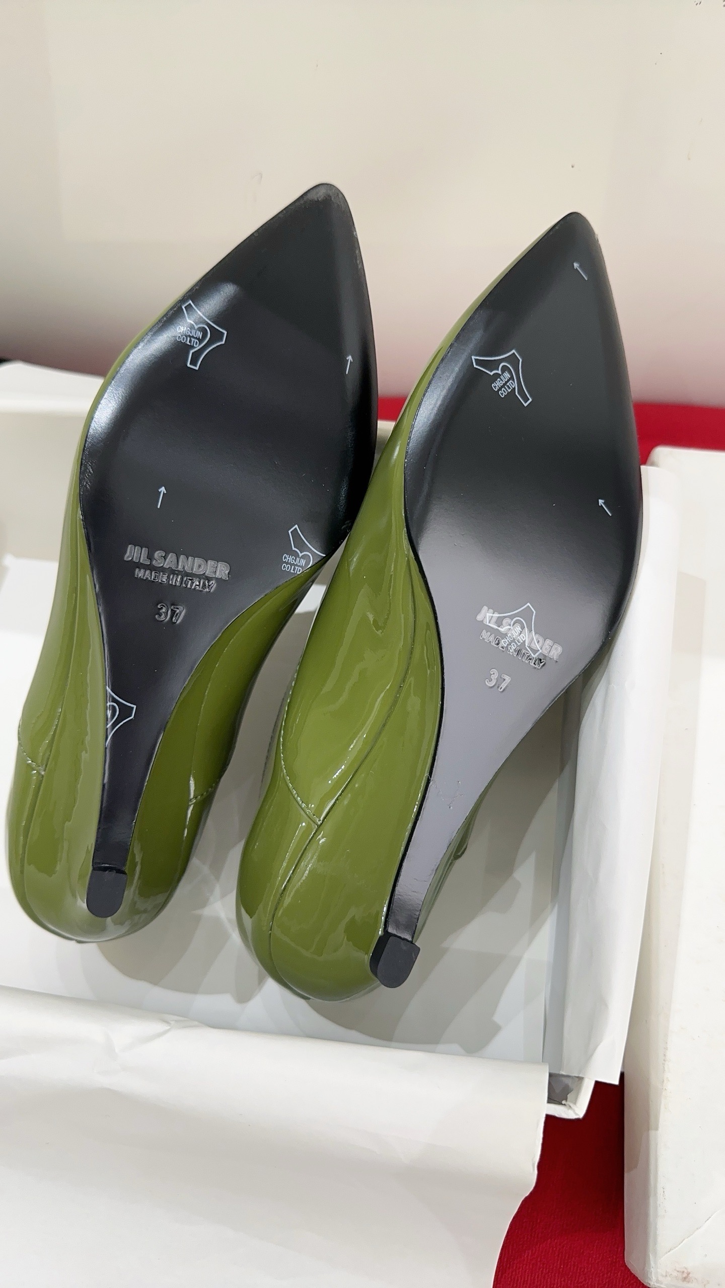 Туфли женские в стиле Jil Sander из лаковой натуральной кожи оливкового цвета