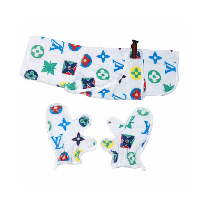 Халат-пончо для собак в стиле Louis Vuitton из махровой ткани белого цвета с разноцветным монограммным принтом