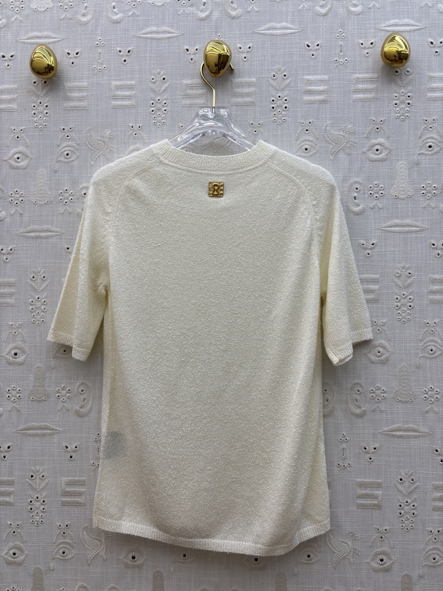 Футболка женская в стиле Schiaparelli молочного цвета с контрастной отделкой швов