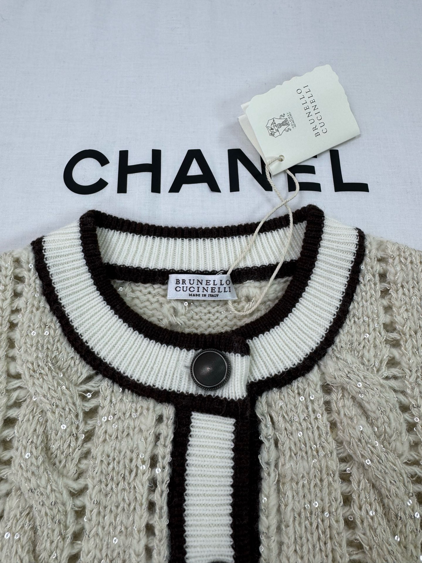 Кардиган женский Brunello Cucinelli молочного цвета с контрастной отделкой и косами