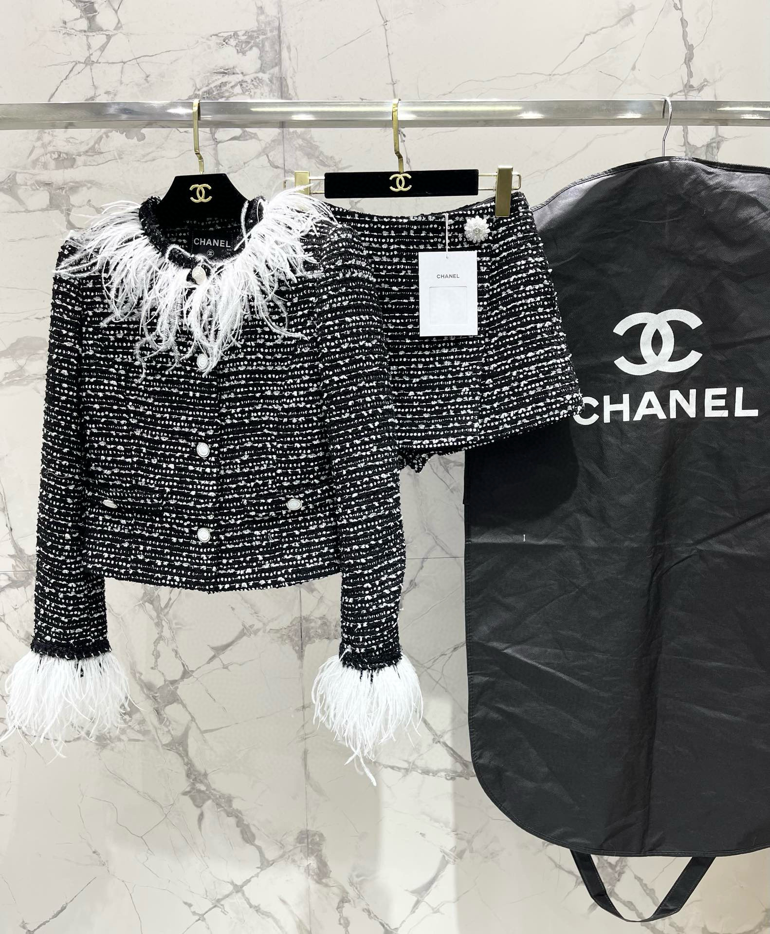 Жакет женский в стиле Chanel из твида с пайетками и отделкой перьями чёрного цвета